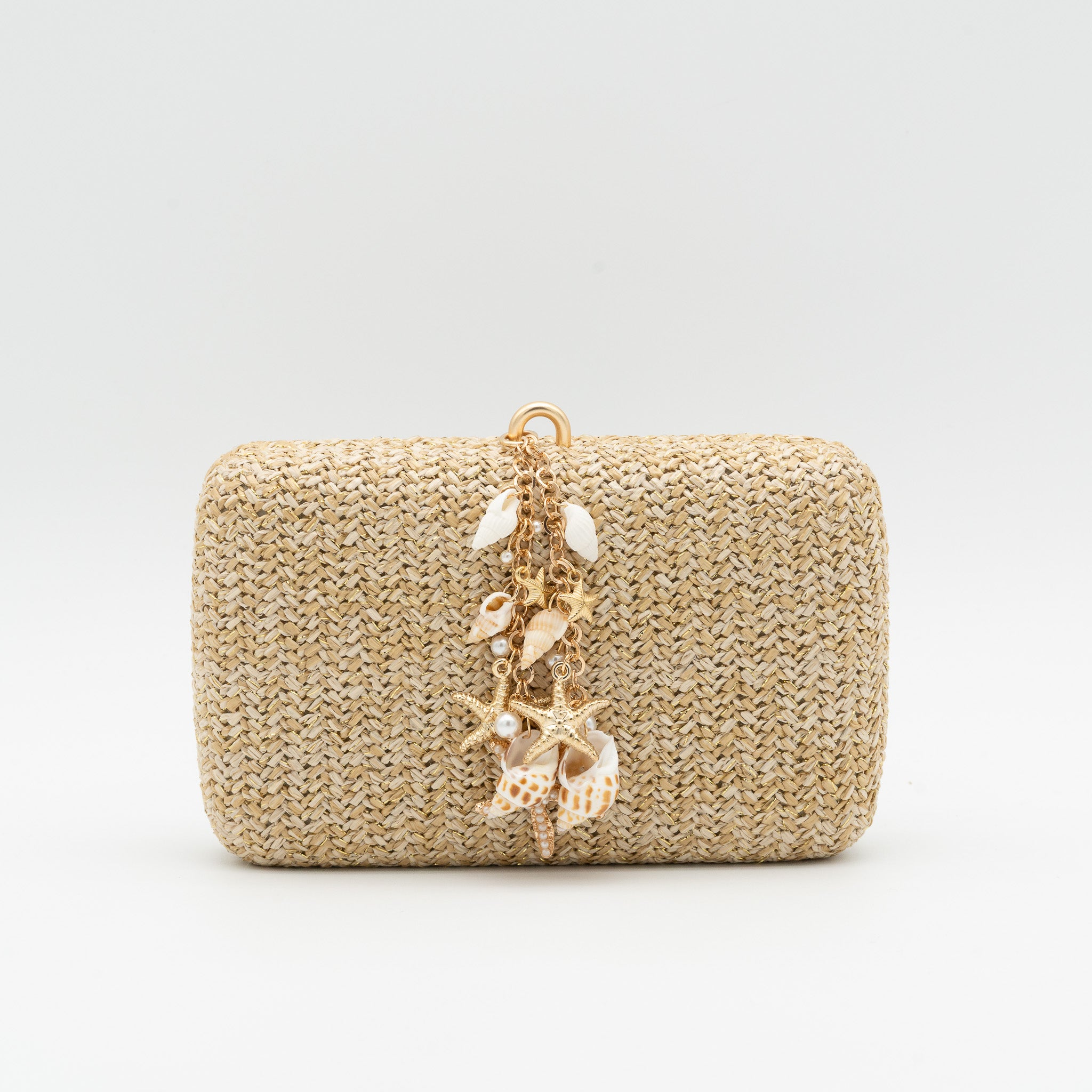 Bolso de fiesta en rafia camel con colgante de conchas y cadena desmontable