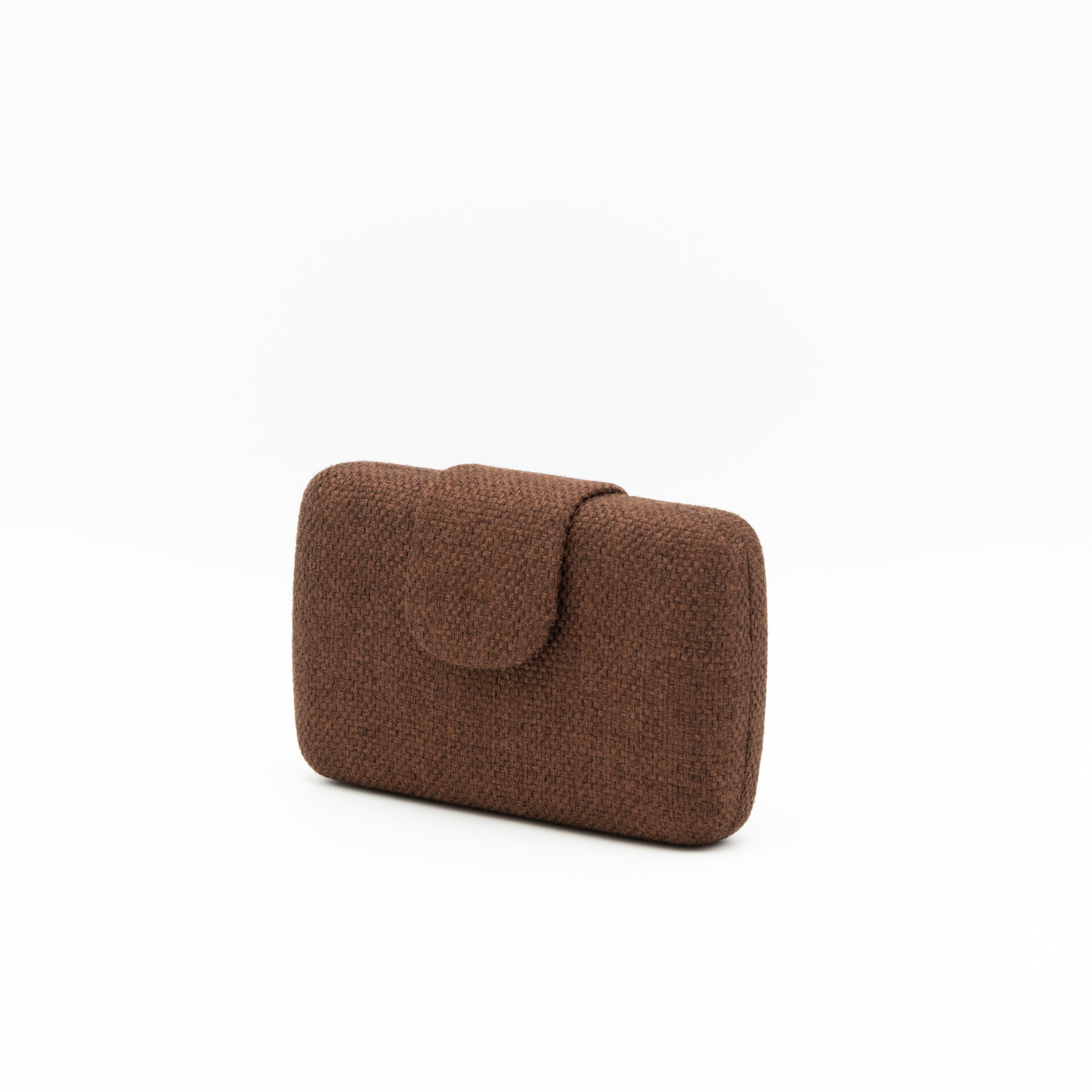 Bolso de fiesta de rafia café con solapa y cadena metálica fina desmontable