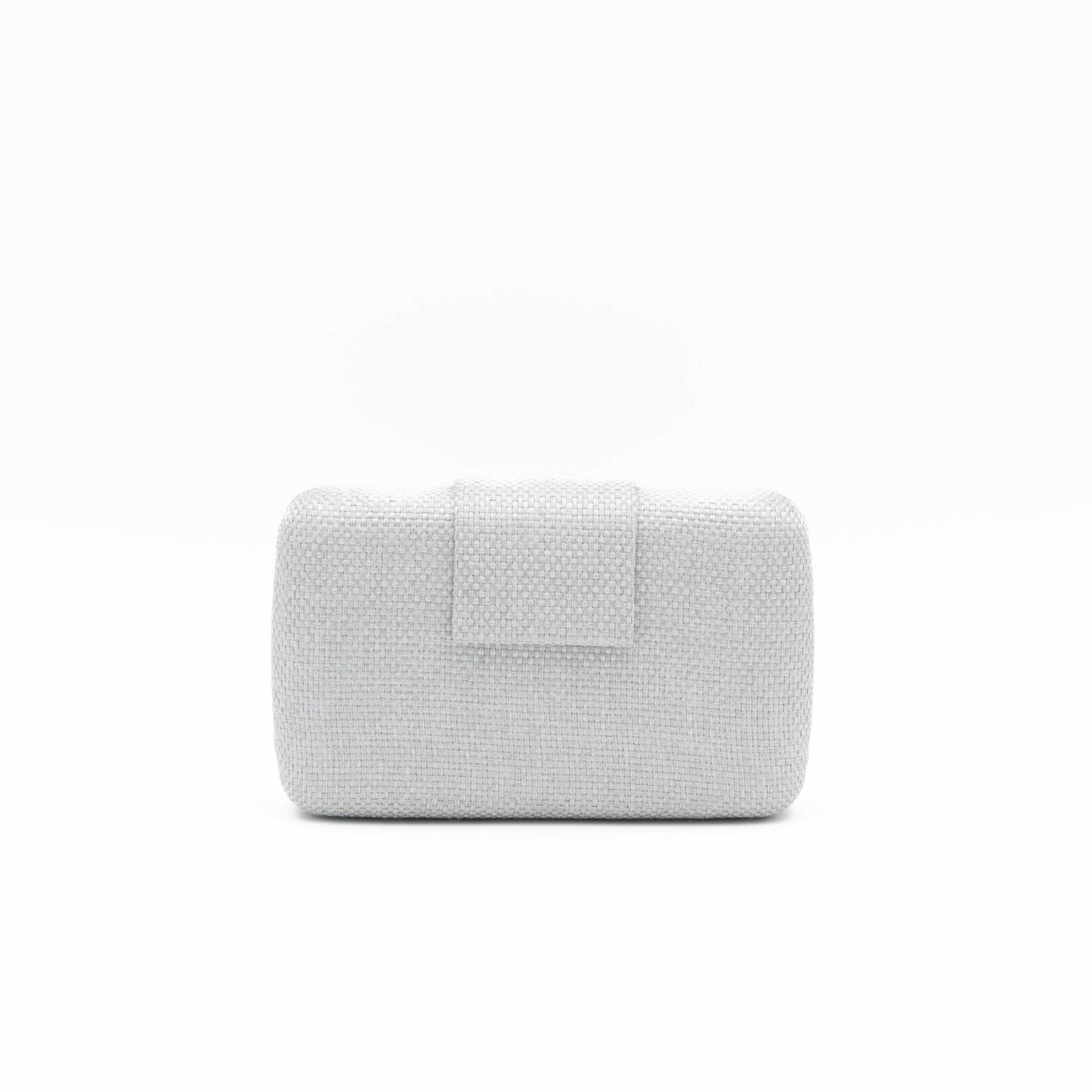 Bolso de fiesta de rafia plata con solapa y cadena metálica fina desmontable