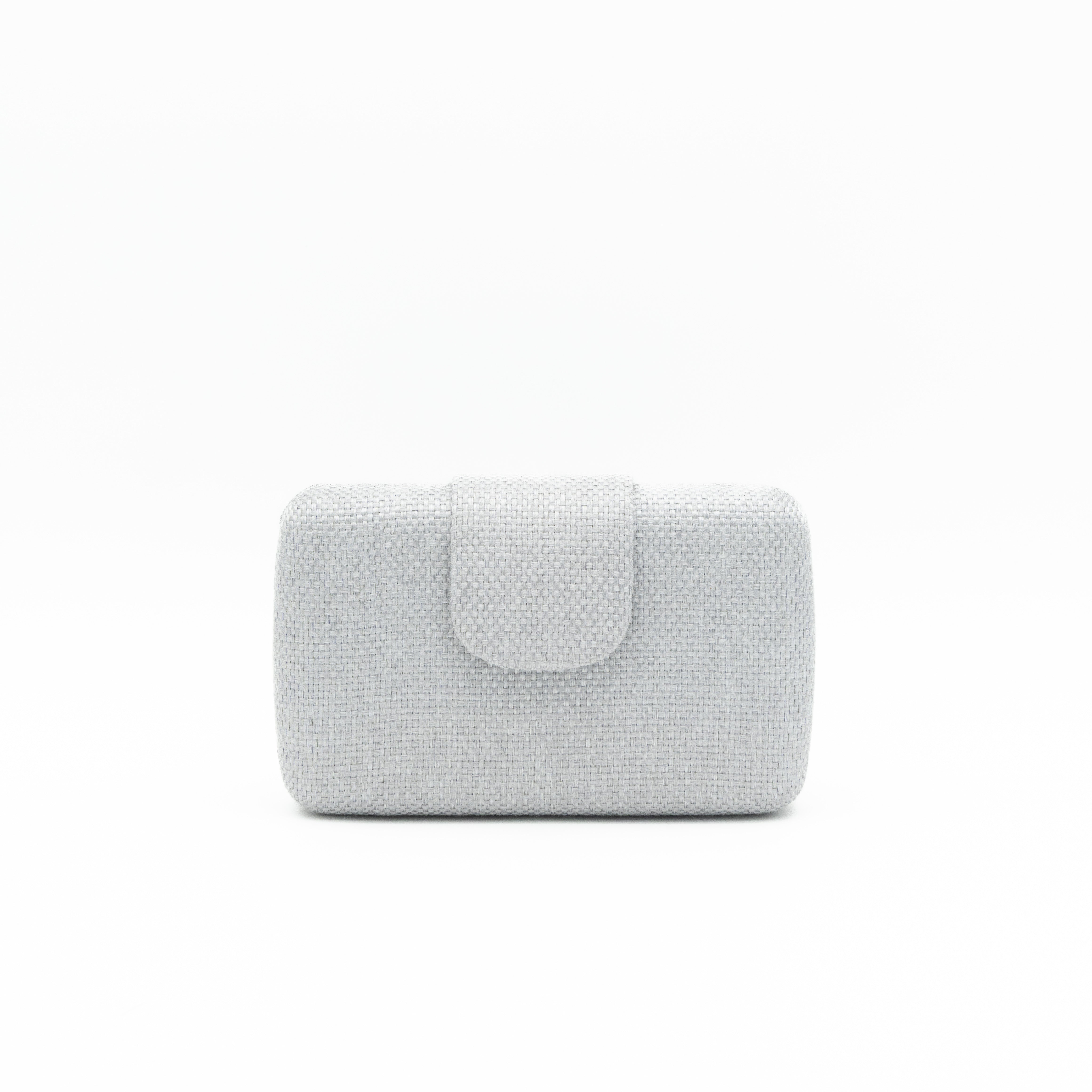 Bolso de fiesta de rafia plata con solapa y cadena metálica fina desmontable