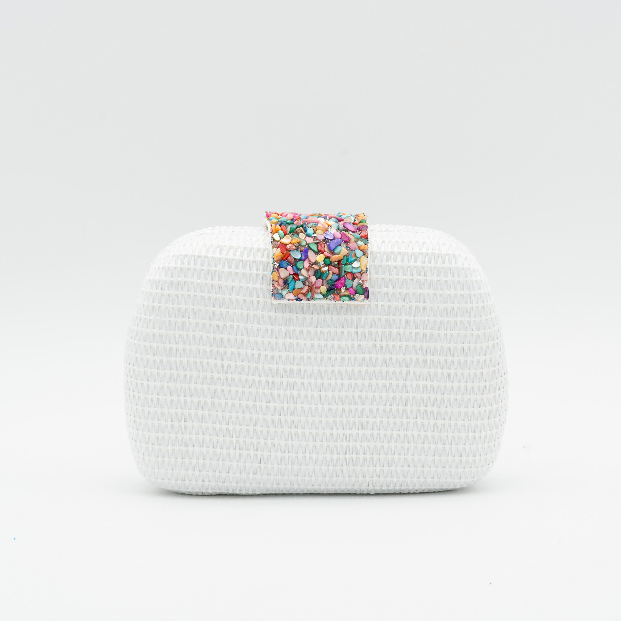 Bolso de fiesta en rafia blanco con solapa de piedras multicolor y cadena desmontable