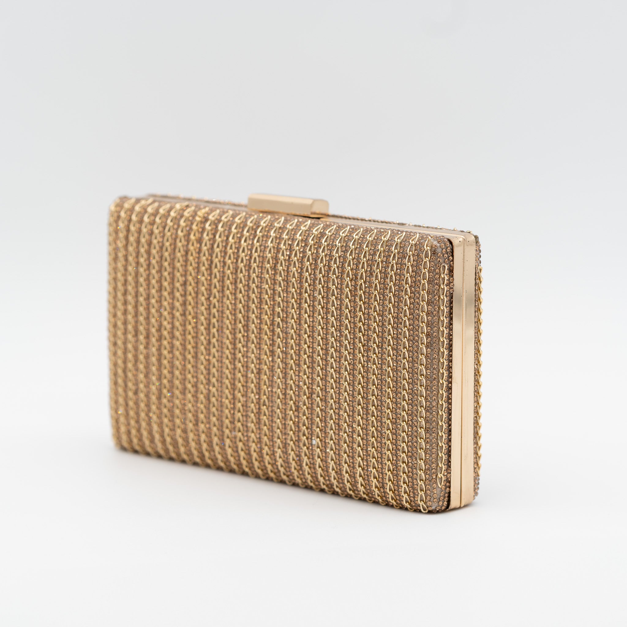 Clutch de fiesta oro con pedrería en líneas, cierre superior y cadena desmontable, ideal para bodas y cócteles