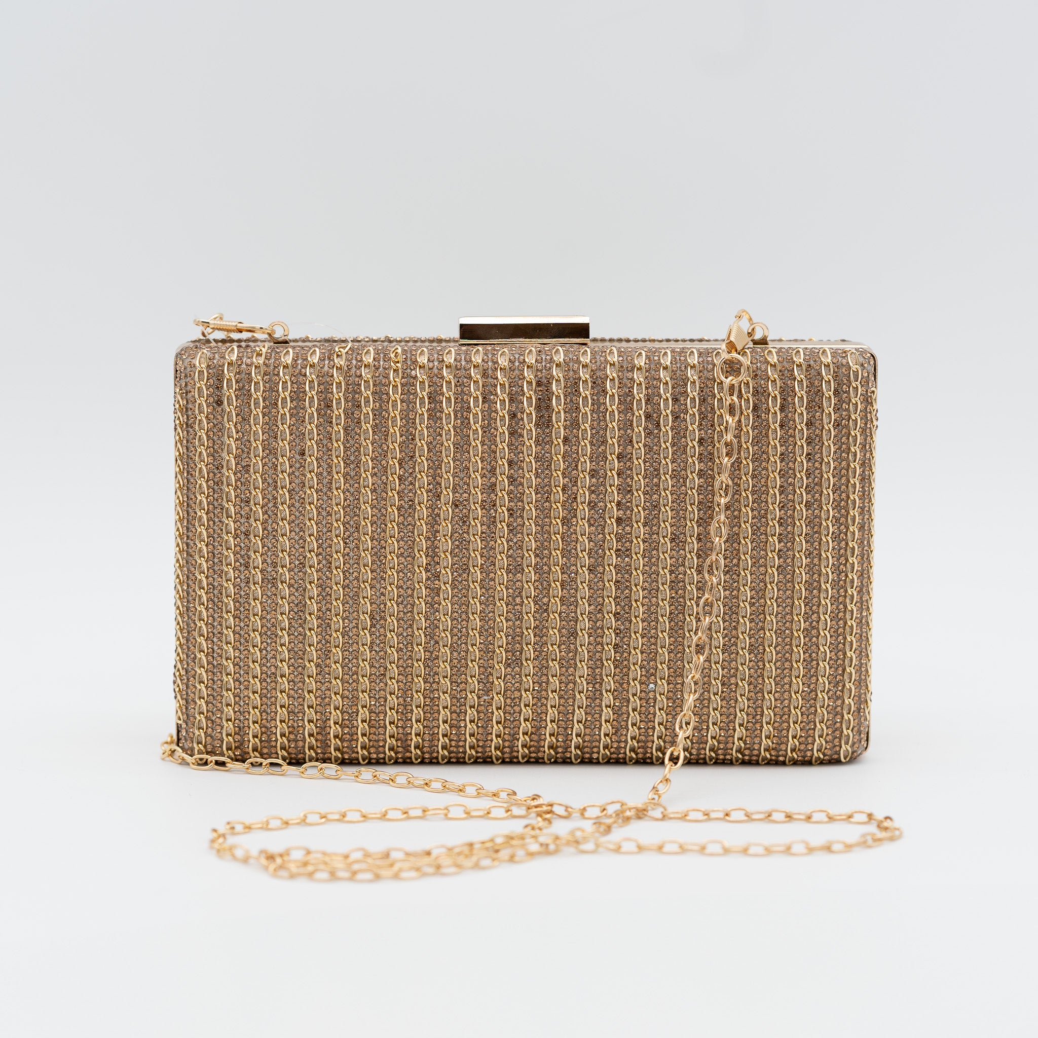 Clutch de fiesta oro con pedrería en líneas, cierre superior y cadena desmontable, ideal para bodas y cócteles