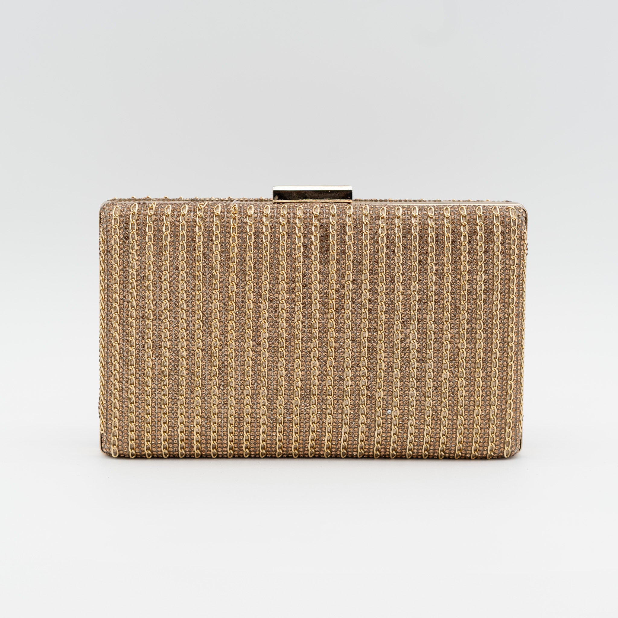 Clutch de fiesta oro con pedrería en líneas, cierre superior y cadena desmontable, ideal para bodas y cócteles