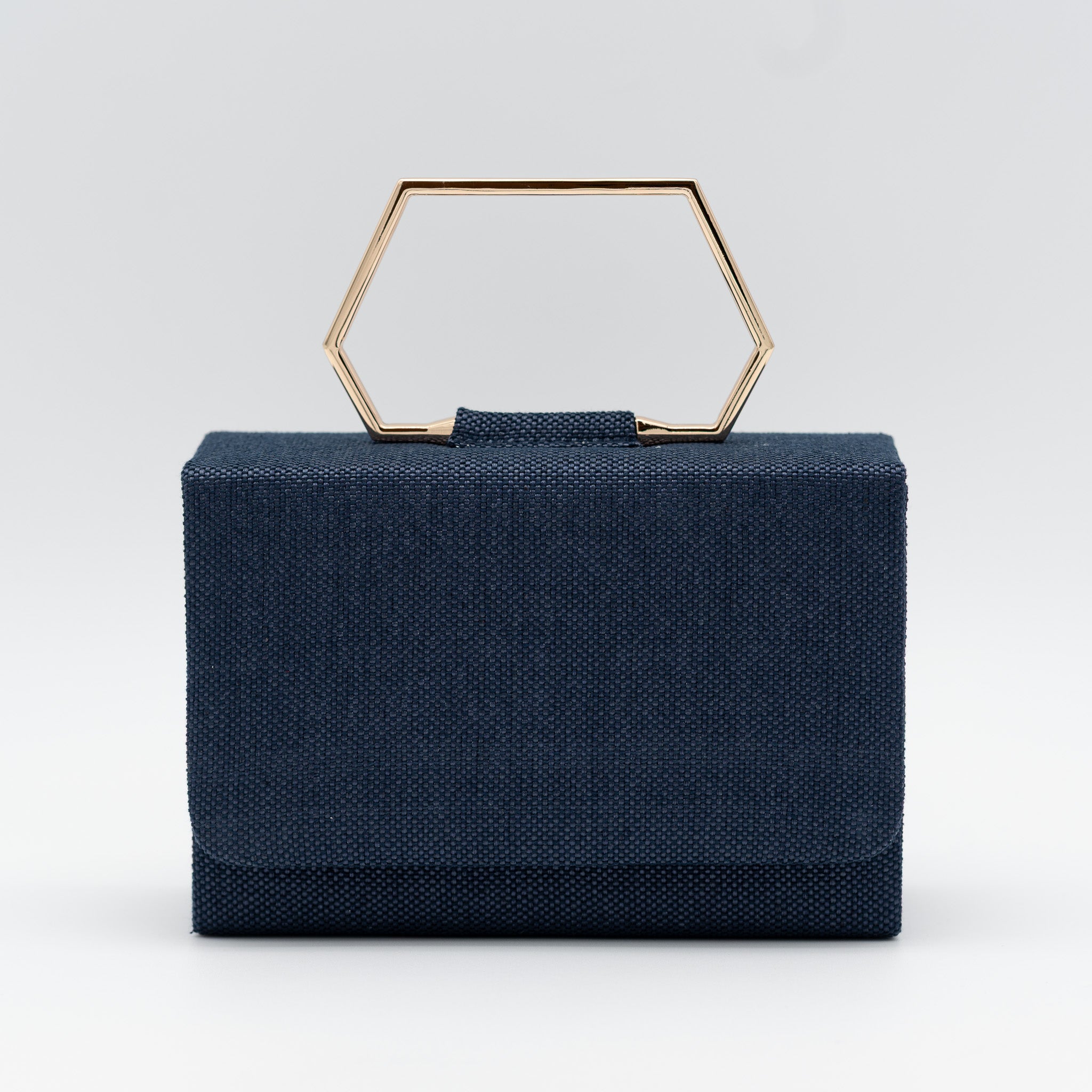 Clutch de fiesta en rafia azul marino con asa geométrica metálica y cierre magnético, ideal para bodas y cócteles