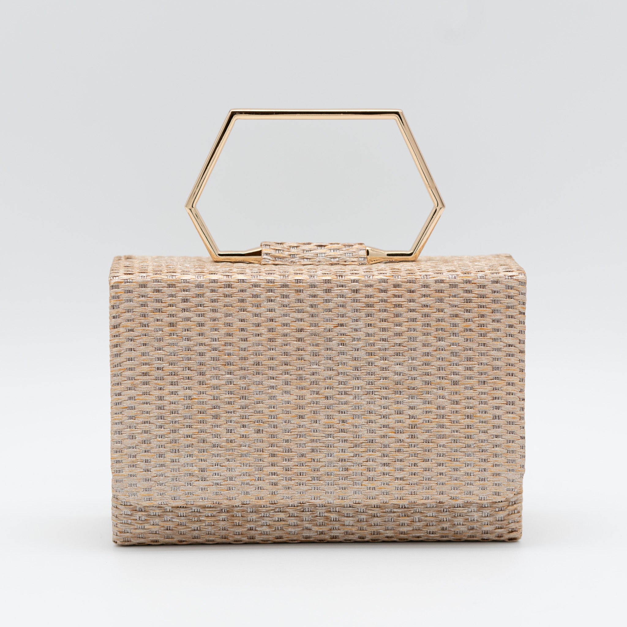 Clutch de fiesta en rafia champan con asa geométrica metálica y cierre magnético, ideal para bodas y cócteles