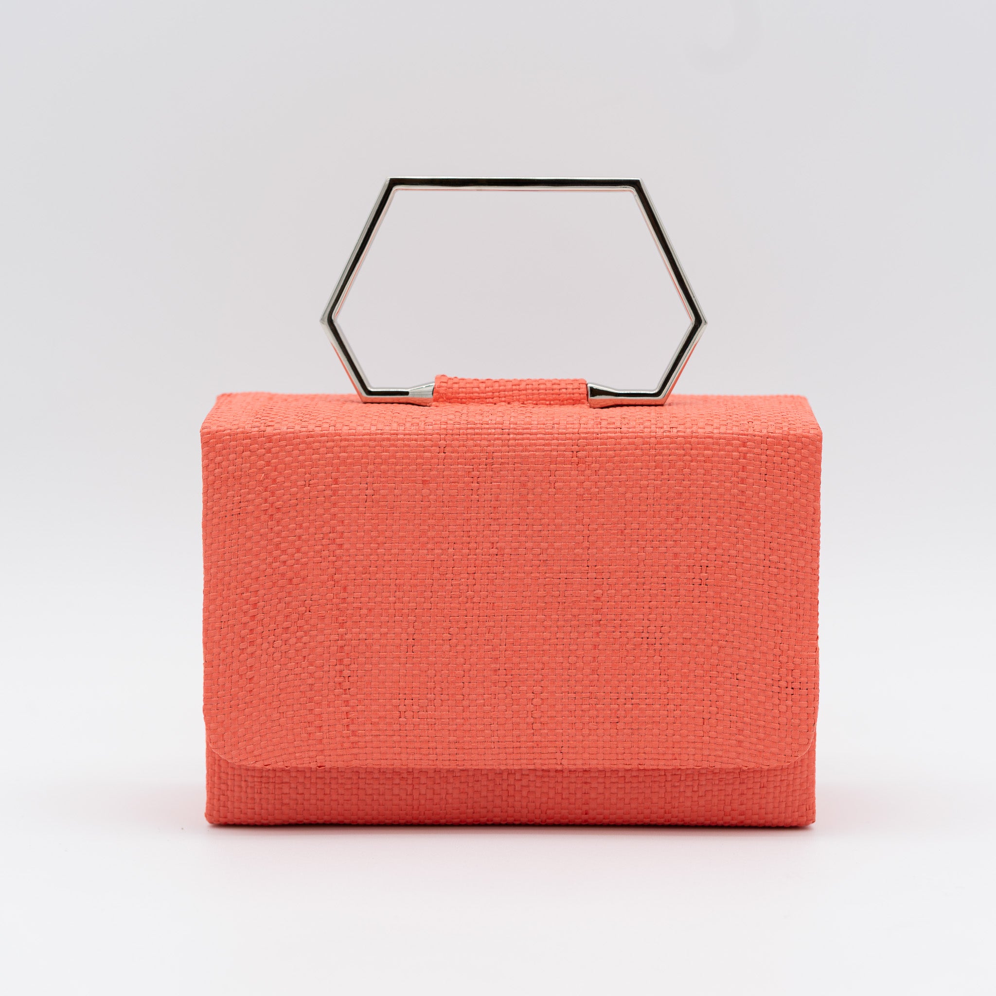 Clutch de fiesta en rafia coral con asa geométrica metálica y cierre magnético, perfecto para bodas y cócteles