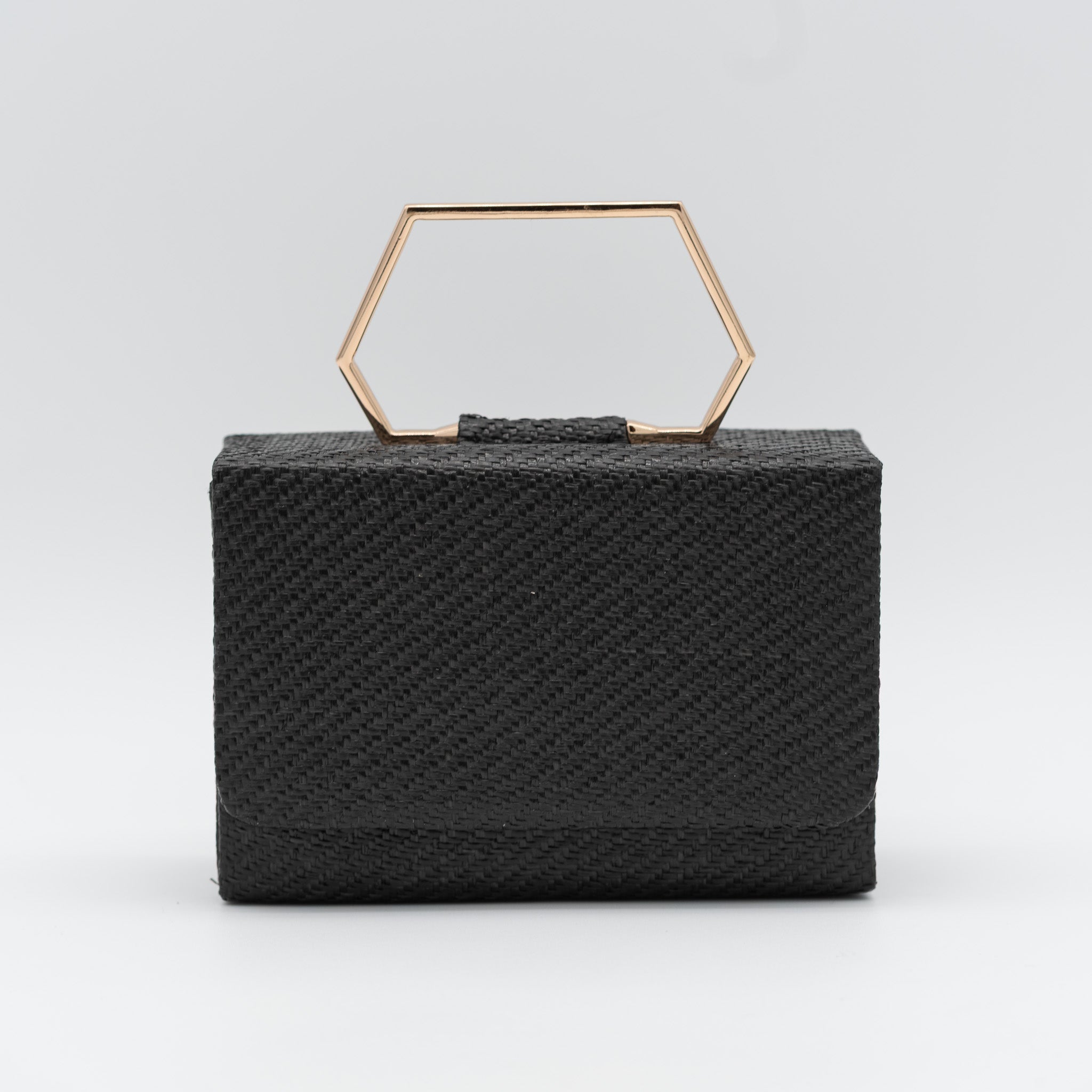 Clutch de fiesta en rafia negro con asa geométrica metálica y cierre magnético, perfecto para bodas y cócteles