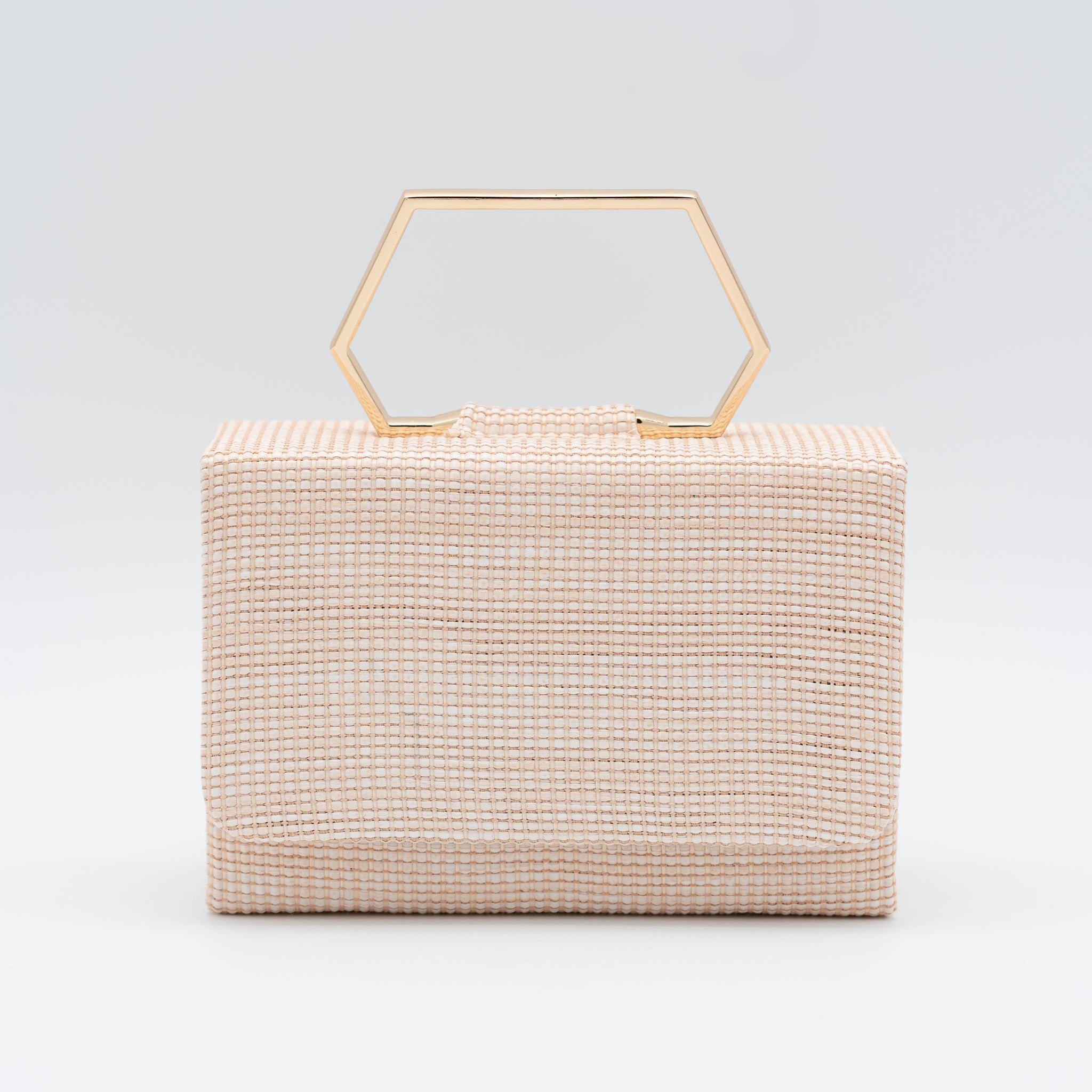 Clutch de fiesta en rafia nude con asa geométrica metálica y cierre magnético, ideal para bodas y cócteles