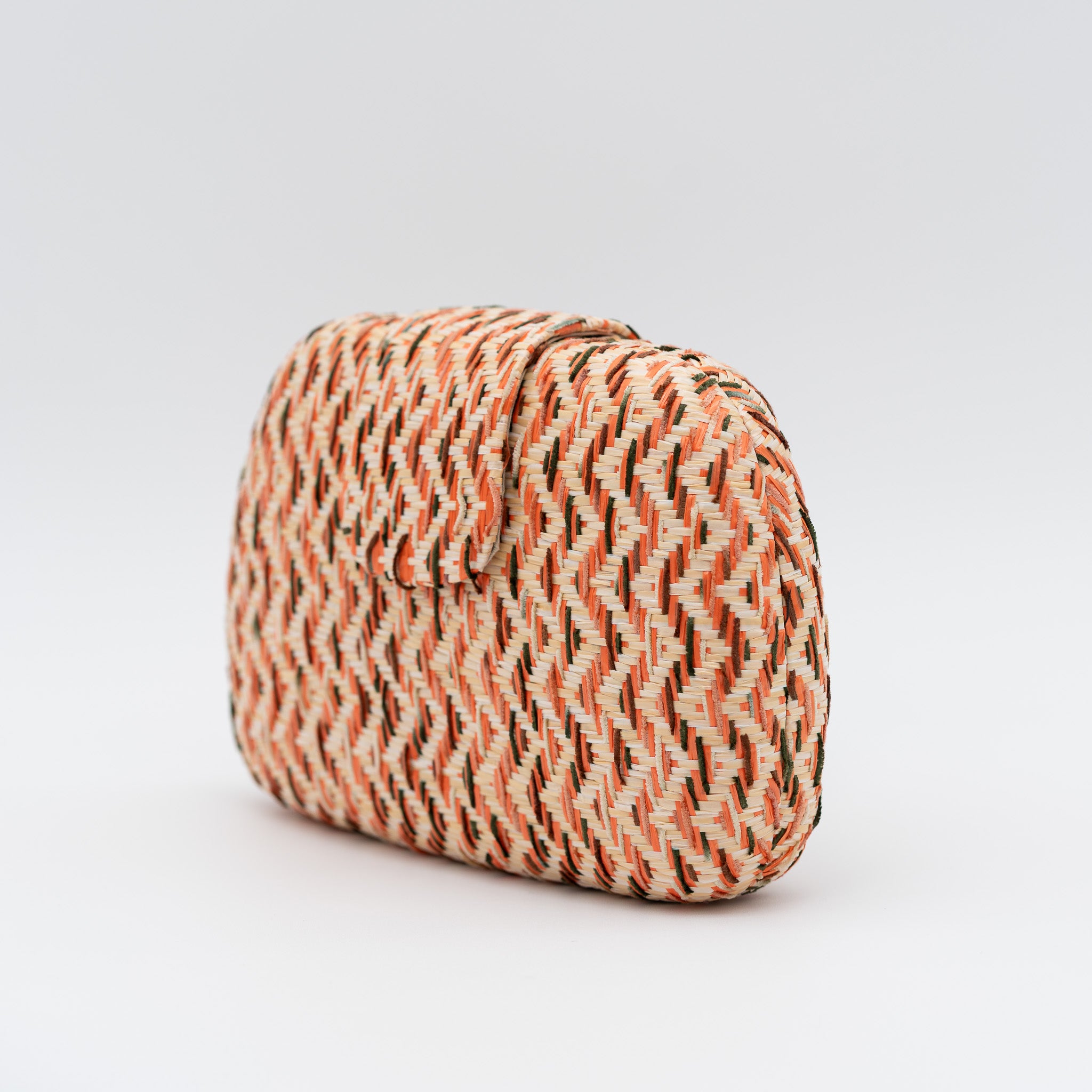 Bolso clutch de fiesta en rafia color coral con patrón zigzag y cierre superior