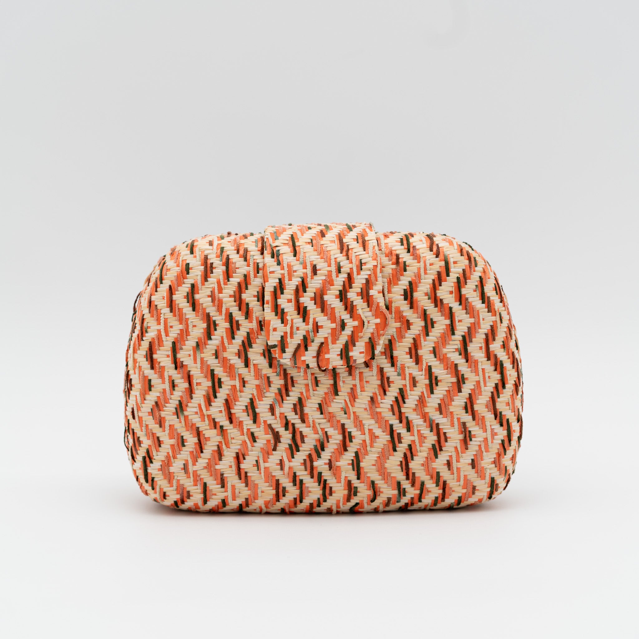 Bolso clutch de fiesta en rafia color coral con patrón zigzag y cierre superior