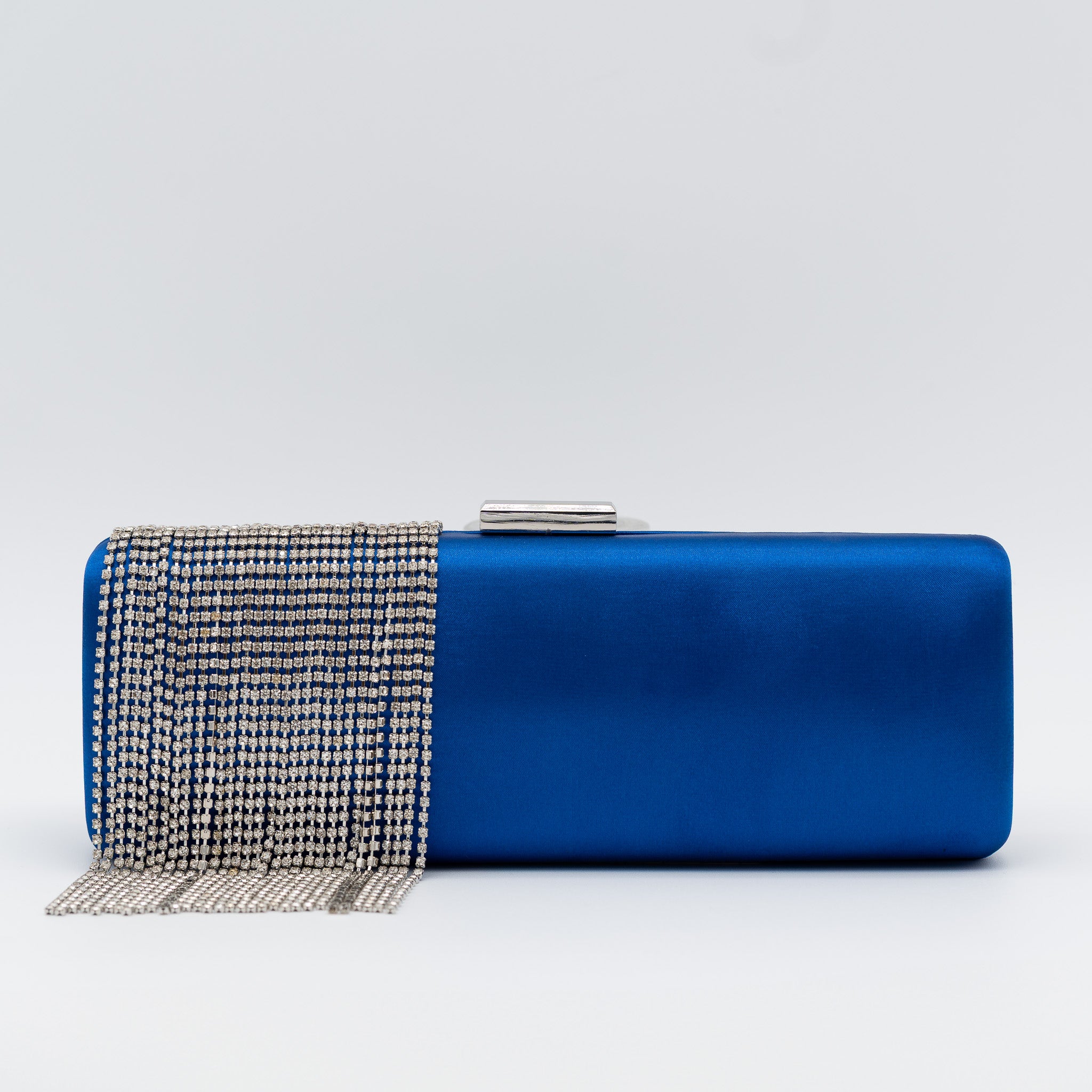 Clutch de fiesta en raso con flecos de pedrería, cierre metálico y diseño rectangular en azulón