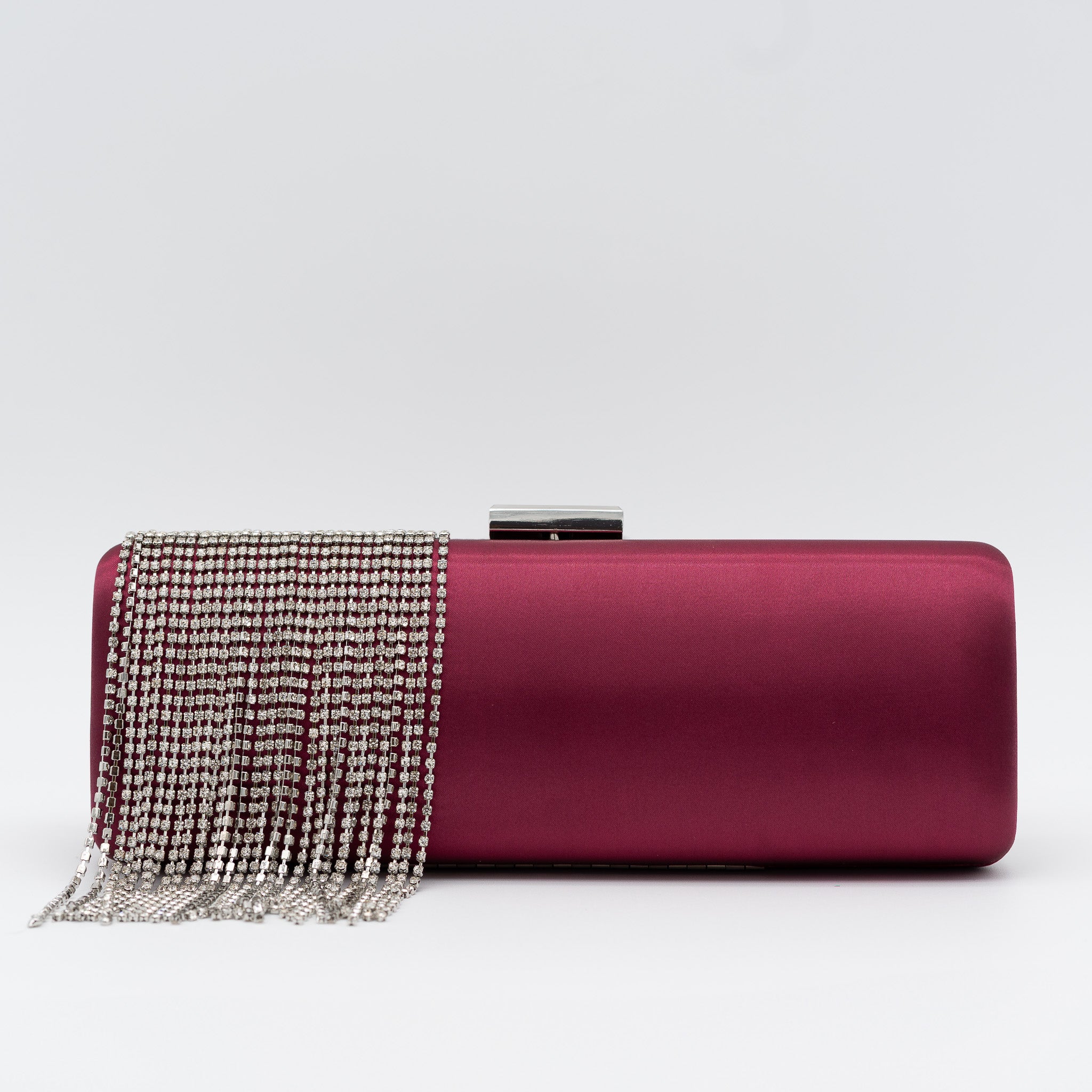Clutch de fiesta en raso con flecos de pedrería, cierre metálico y diseño rectangular en granate
