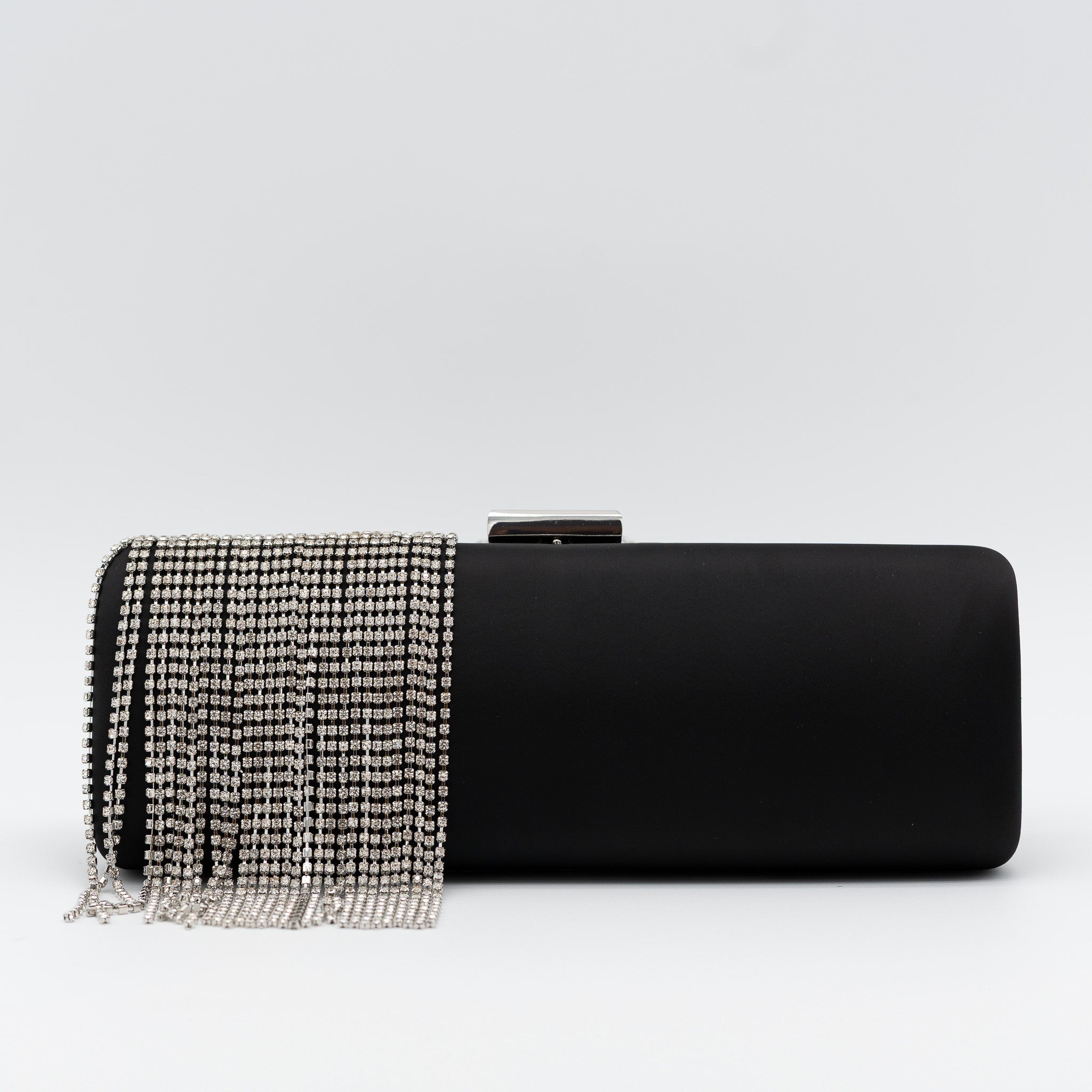 Clutch de fiesta en raso con flecos de pedrería, cierre metálico y diseño rectangular en negro