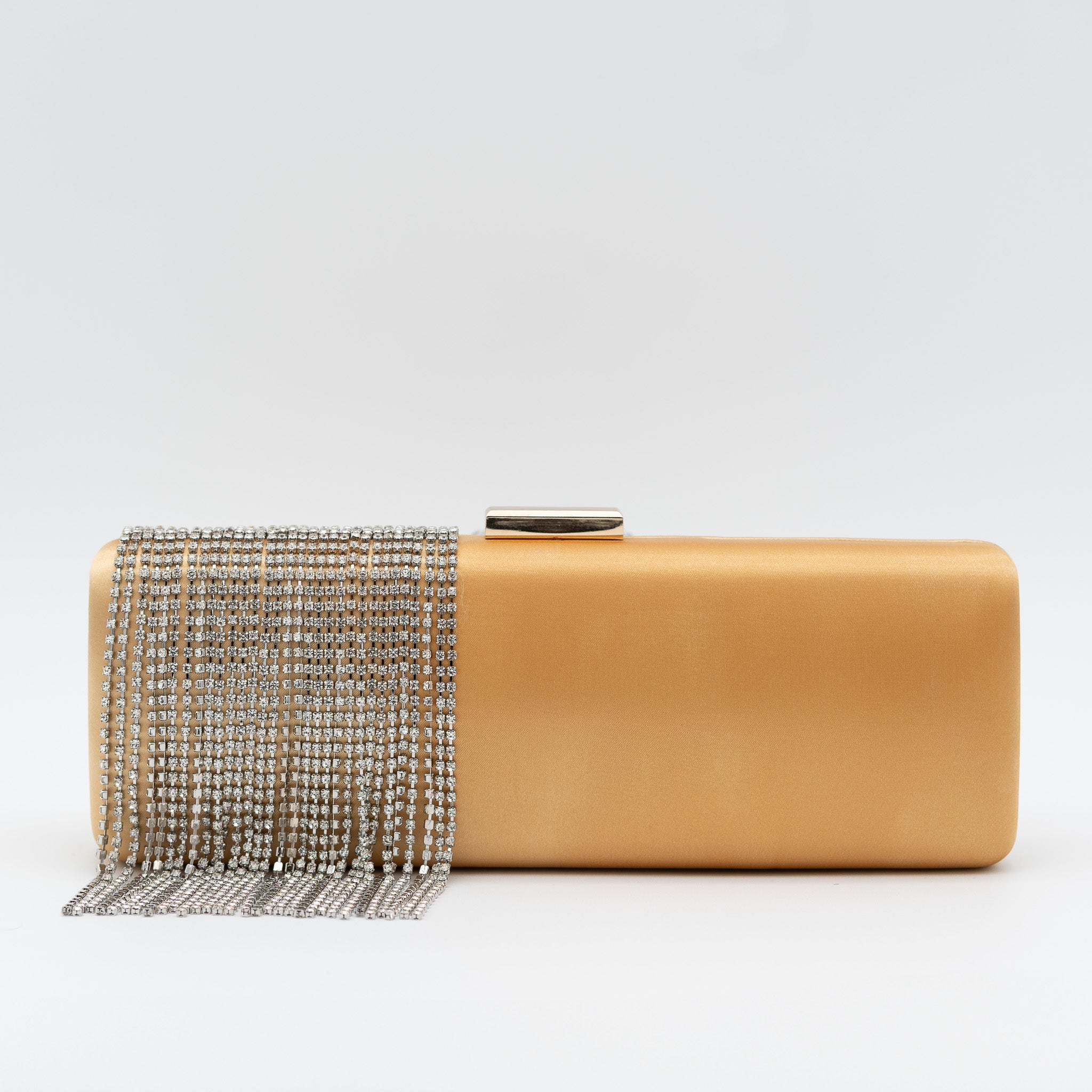 Clutch de fiesta en raso con flecos de pedrería, cierre metálico y diseño rectangular en oro