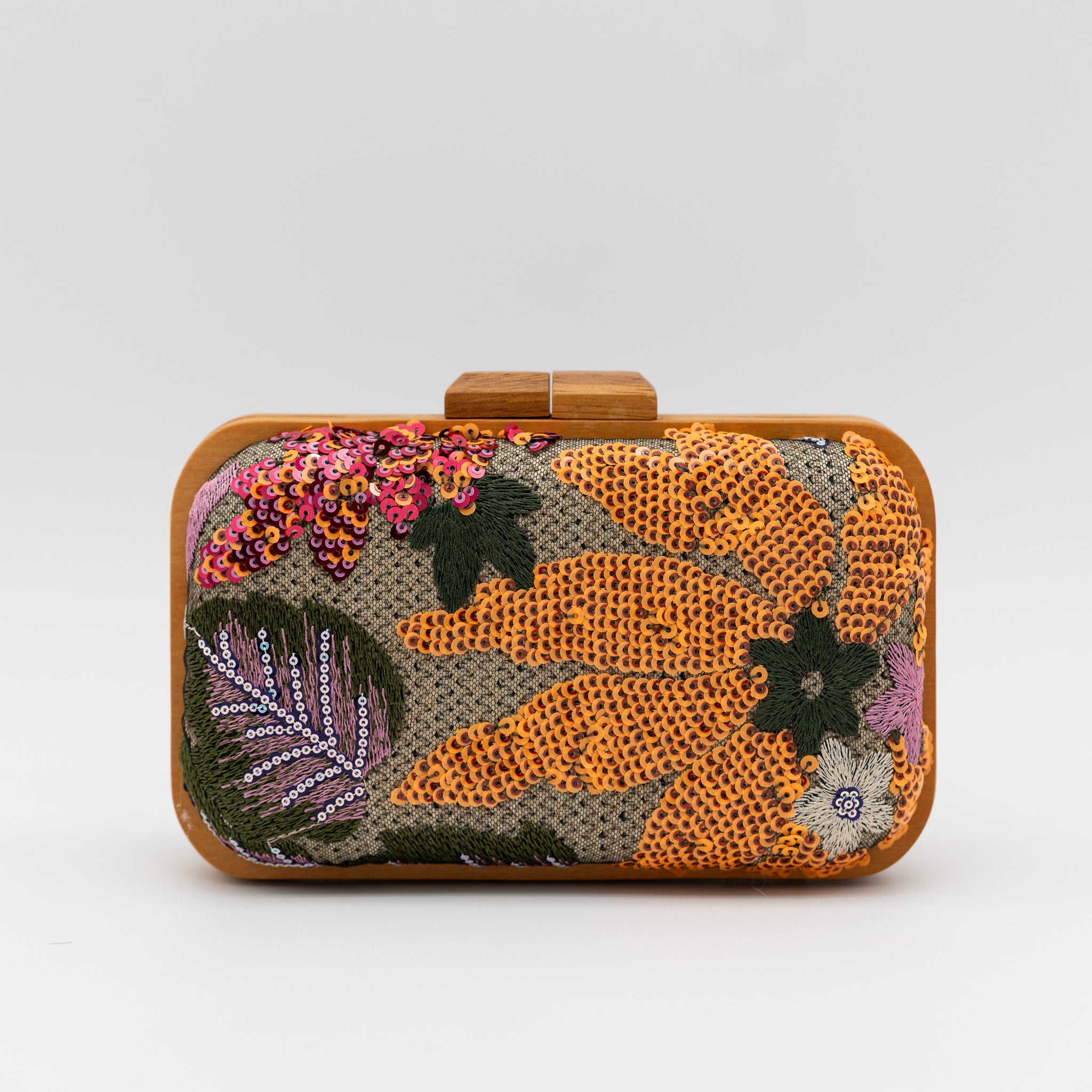 Clutch de rafia naranja con estructura de madera con bordado floral y lentejuelas, cierre superior y cadena desmontable