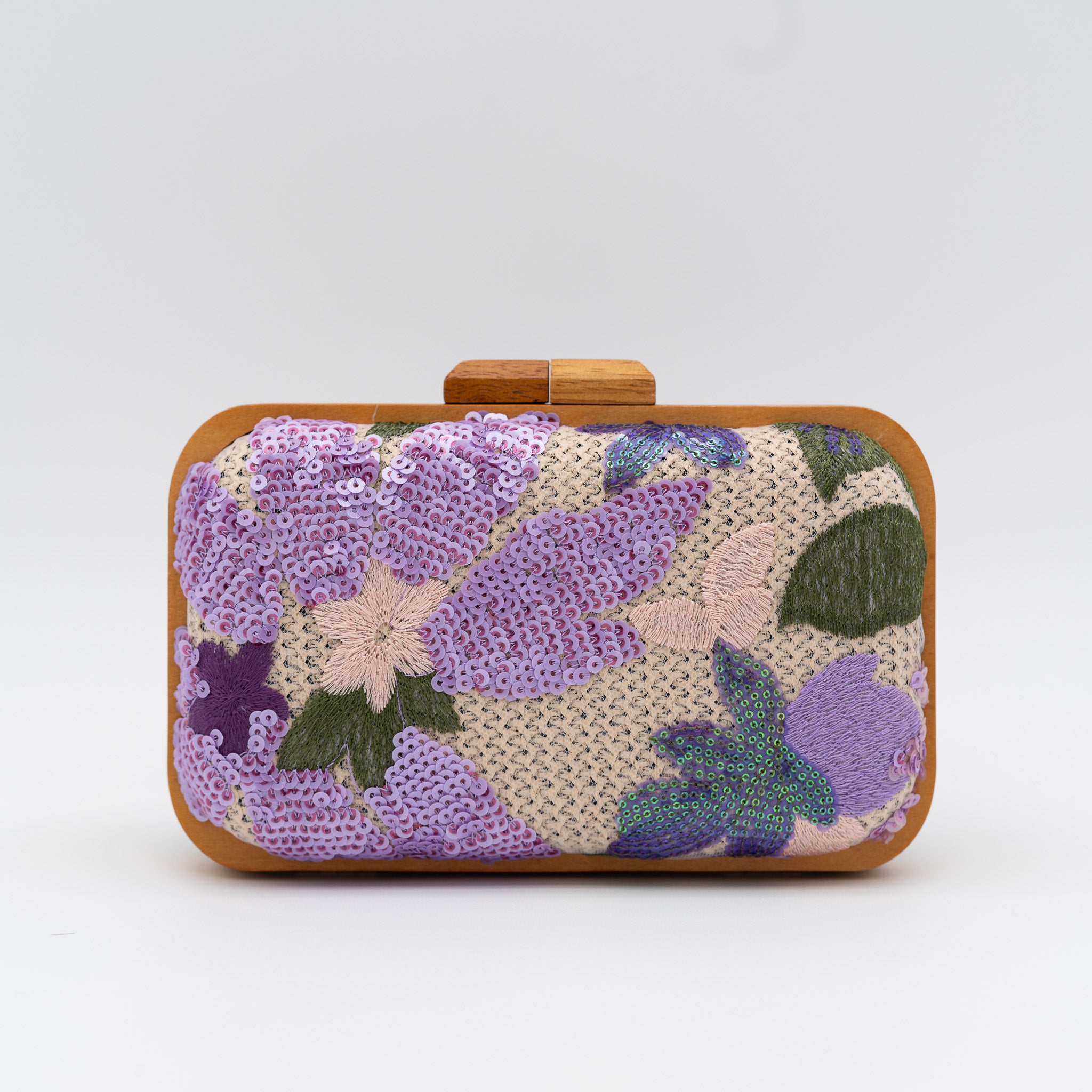 Clutch de rafia violeta con estructura de madera con bordado floral y lentejuelas, cierre superior y cadena desmontable