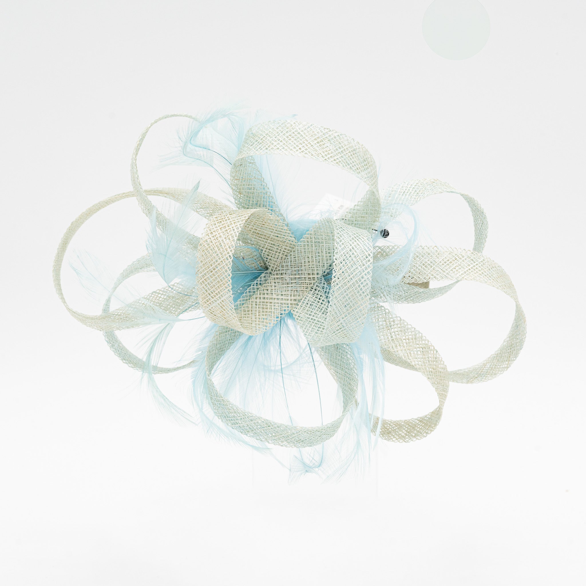 Tocado de fiesta azul claro mediano con plumas, lazo decorativo y cierre pinza, medidas 20 x 12 cm
