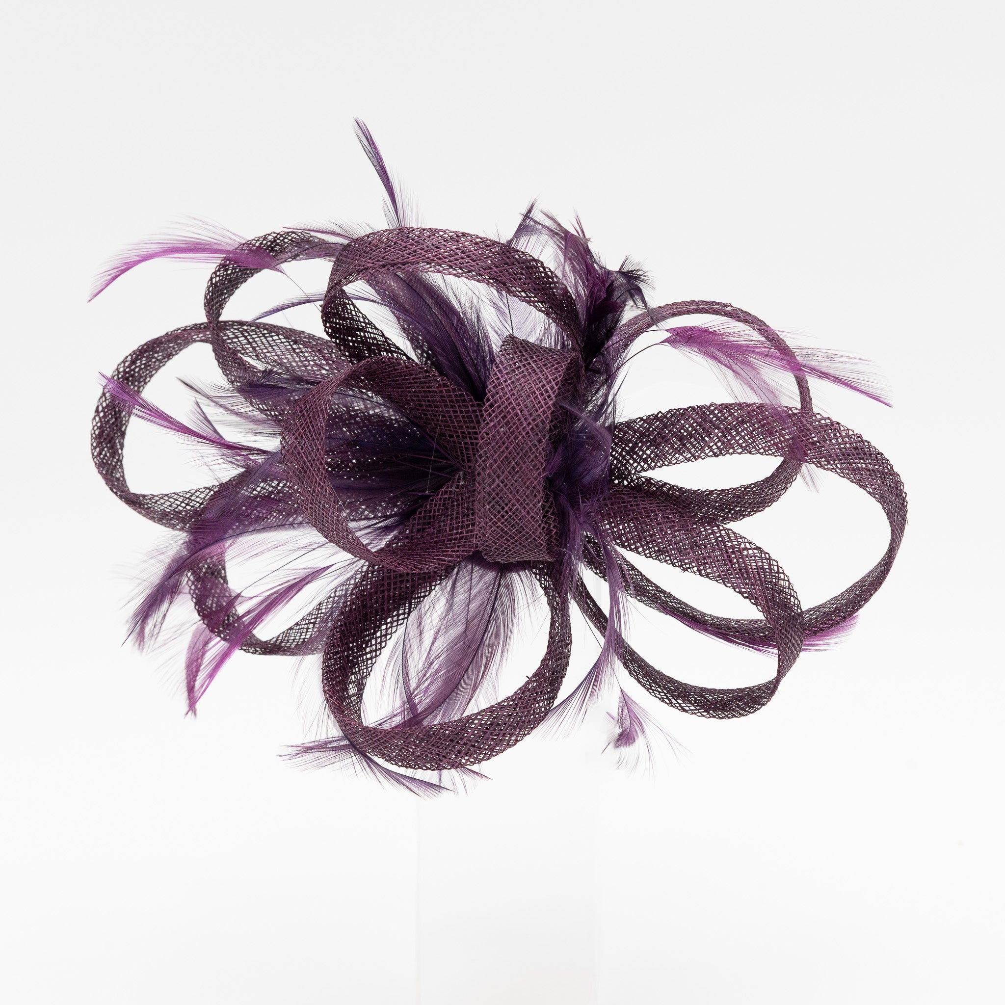 Tocado de fiesta berenjena mediano con plumas, lazo decorativo y cierre pinza, medidas 20 x 12 cm