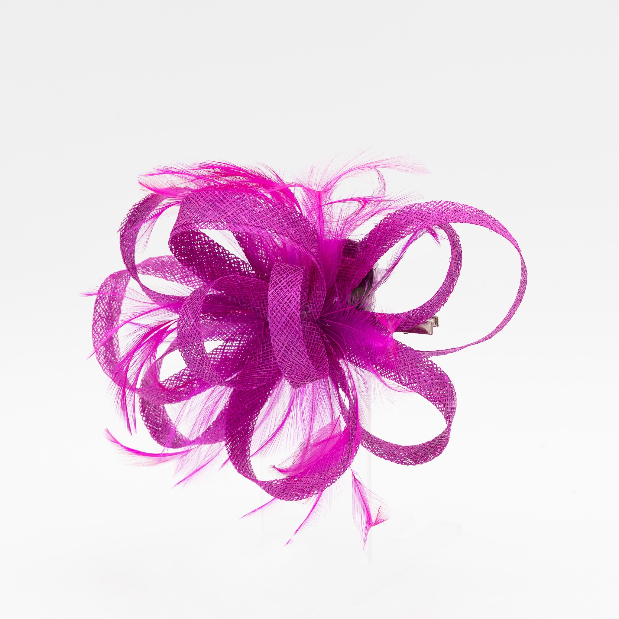 Tocado de fiesta buganvilla mediano con plumas, lazo decorativo y cierre pinza, medidas 20 x 12 cm