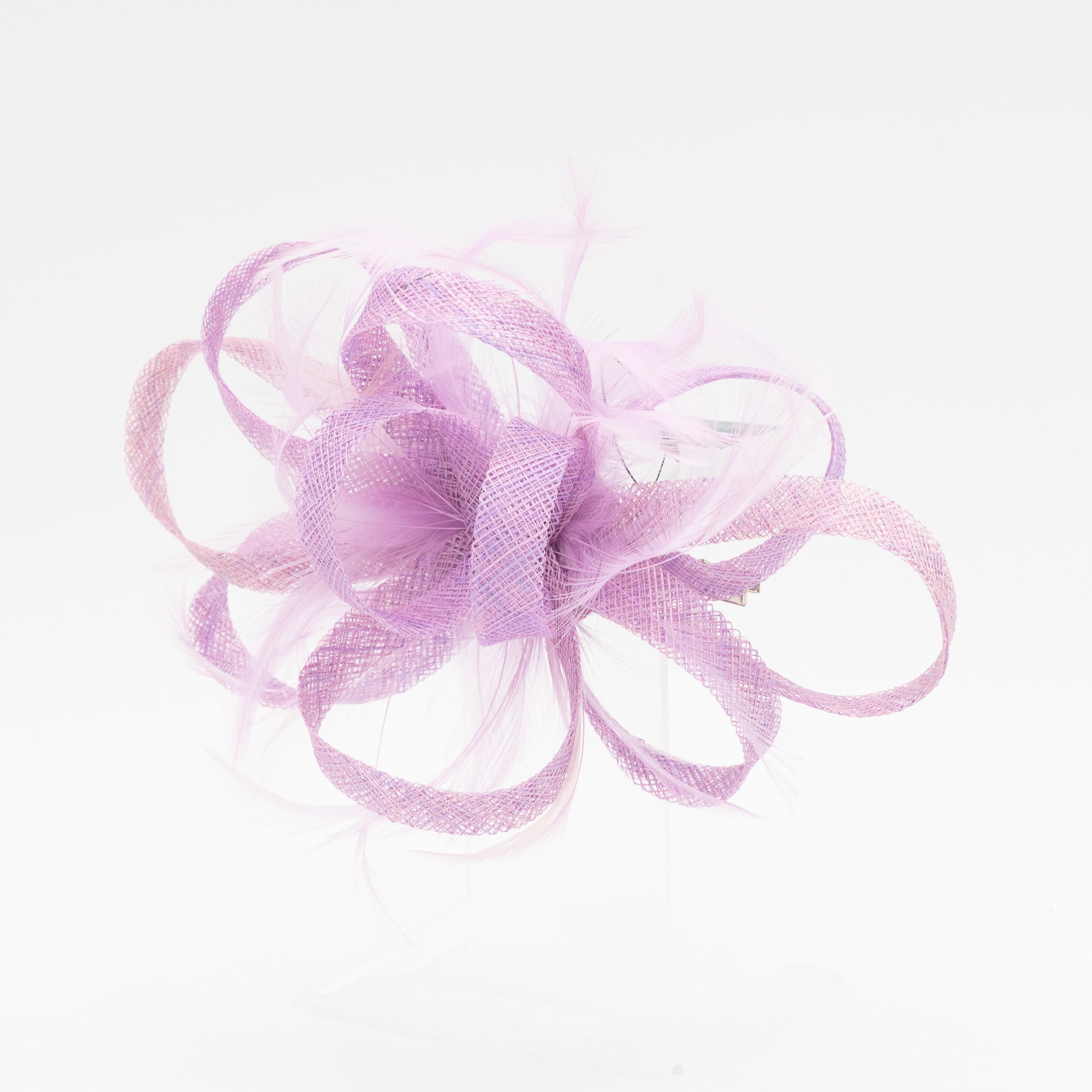 Tocado de fiesta lila mediano con plumas, lazo decorativo y cierre pinza, medidas 20 x 12 cm