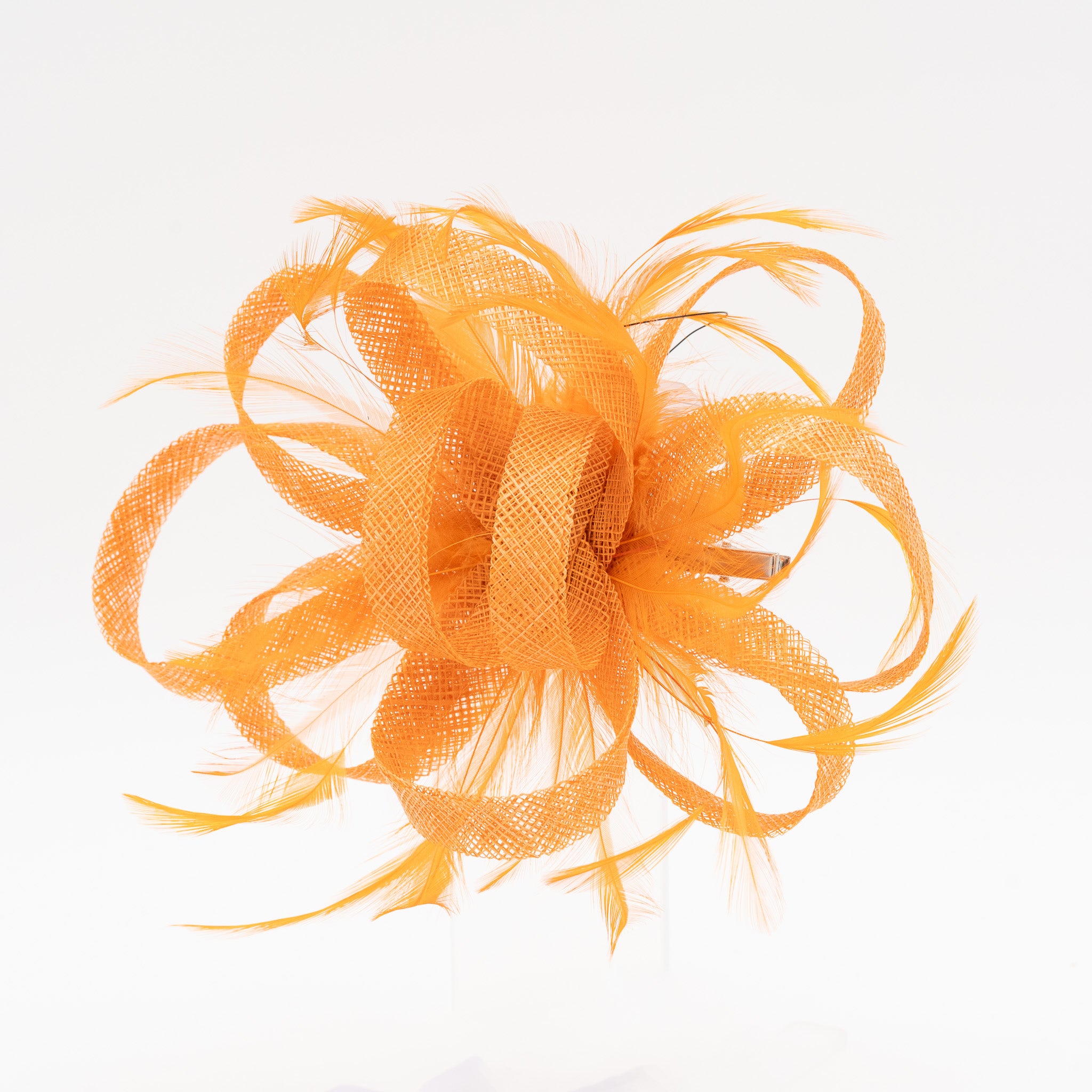 Tocado de fiesta naranja mediano con plumas, lazo decorativo y cierre pinza, medidas 20 x 12 cm