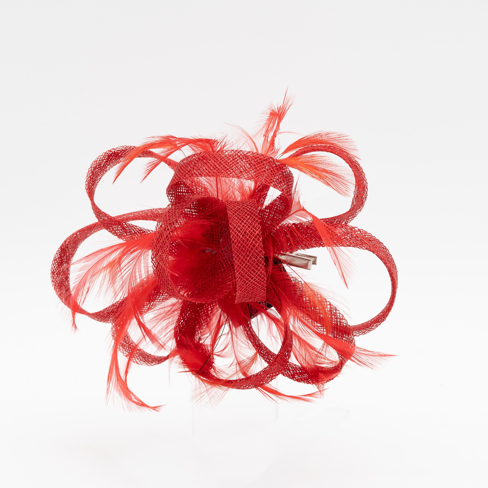 Tocado de fiesta rojo mediano con plumas, lazo decorativo y cierre pinza, medidas 20 x 12 cm