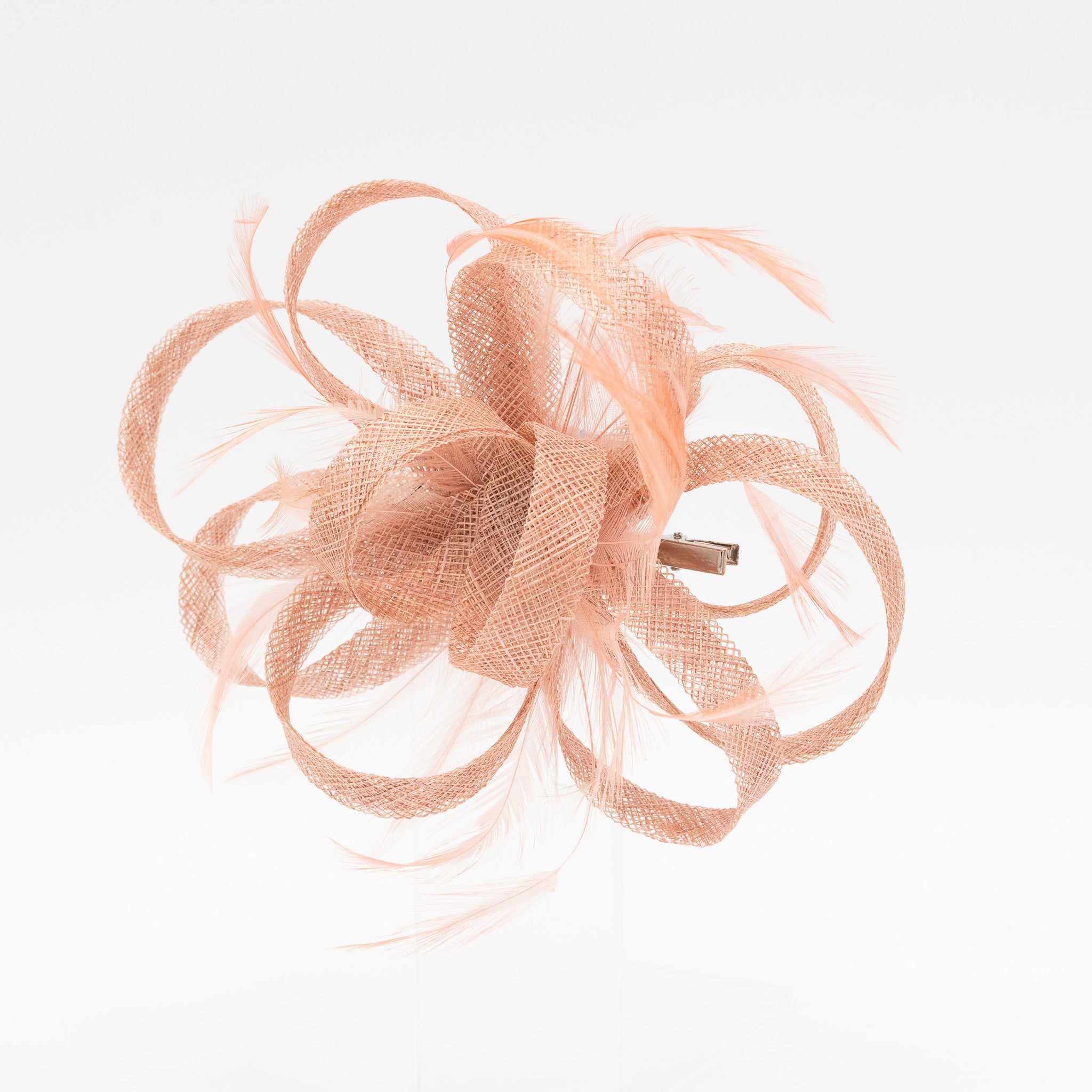 Tocado de fiesta rosa palo mediano con plumas, lazo decorativo y cierre pinza, medidas 20 x 12 cm
