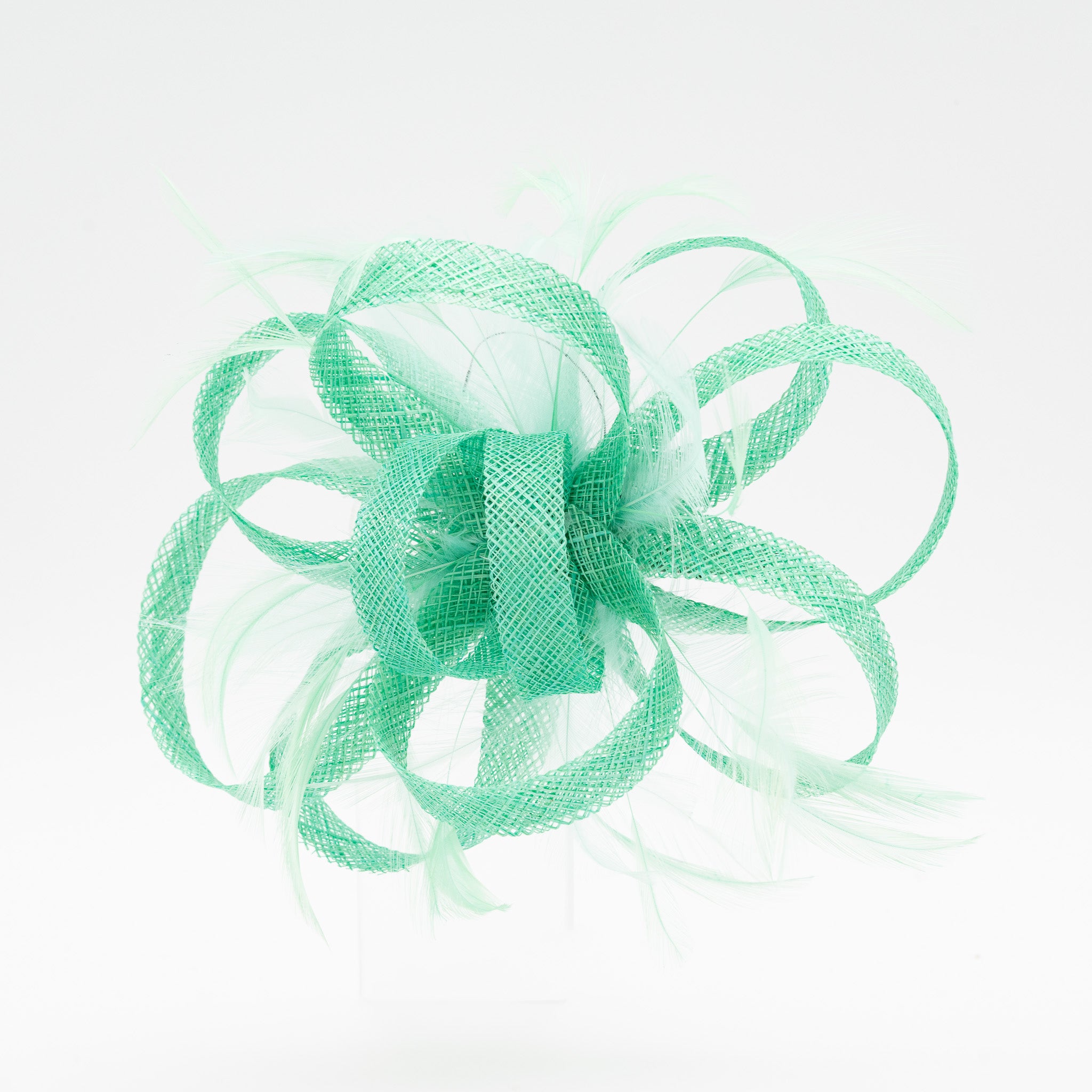 Tocado de fiesta verde agua mediano con plumas, lazo decorativo y cierre pinza, medidas 20 x 12 cm