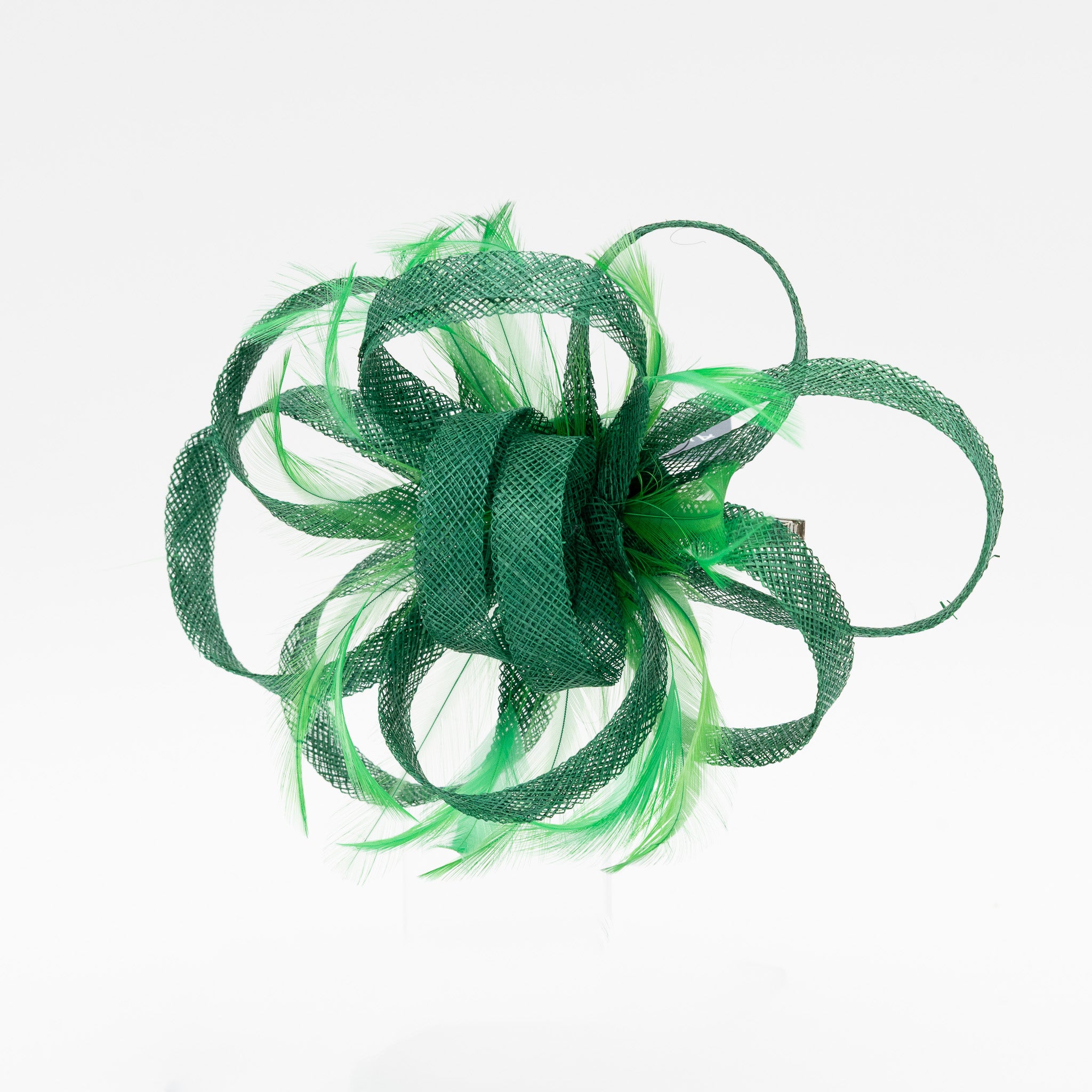 Tocado de fiesta verde hierba mediano con plumas, lazo decorativo y cierre pinza, medidas 20 x 12 cm