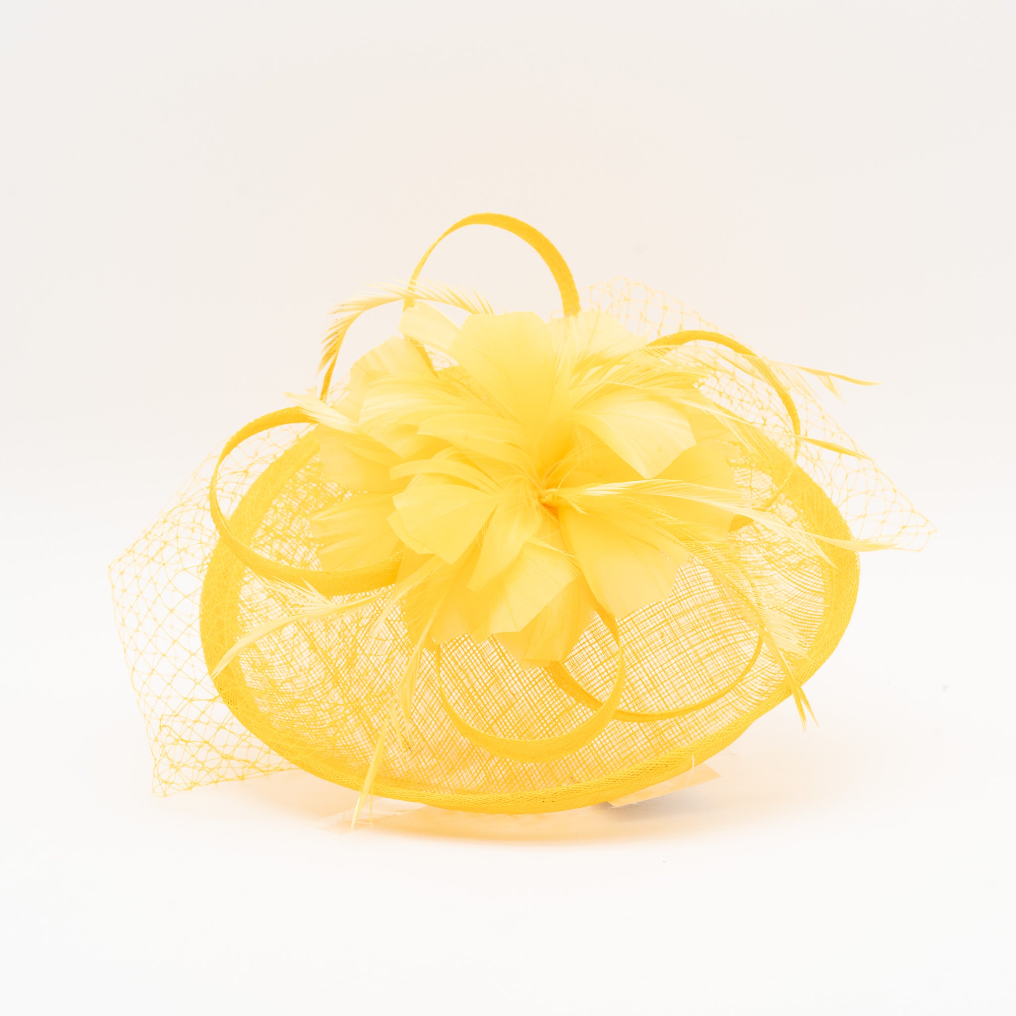 Tocado de fiesta amarillo mediano decorado con plumas y redecilla, montado en diadema cómoda para invitadas de boda o eventos