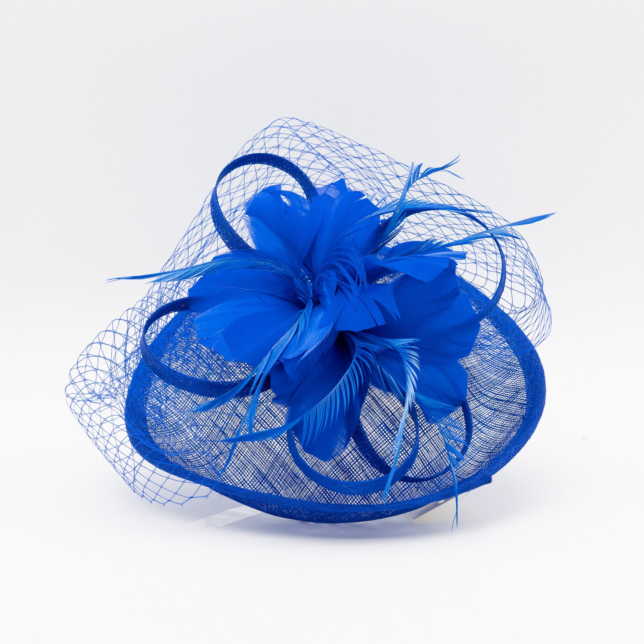 Tocado de fiesta azulón mediano decorado con plumas y redecilla, montado en diadema cómoda para invitadas de boda o eventos