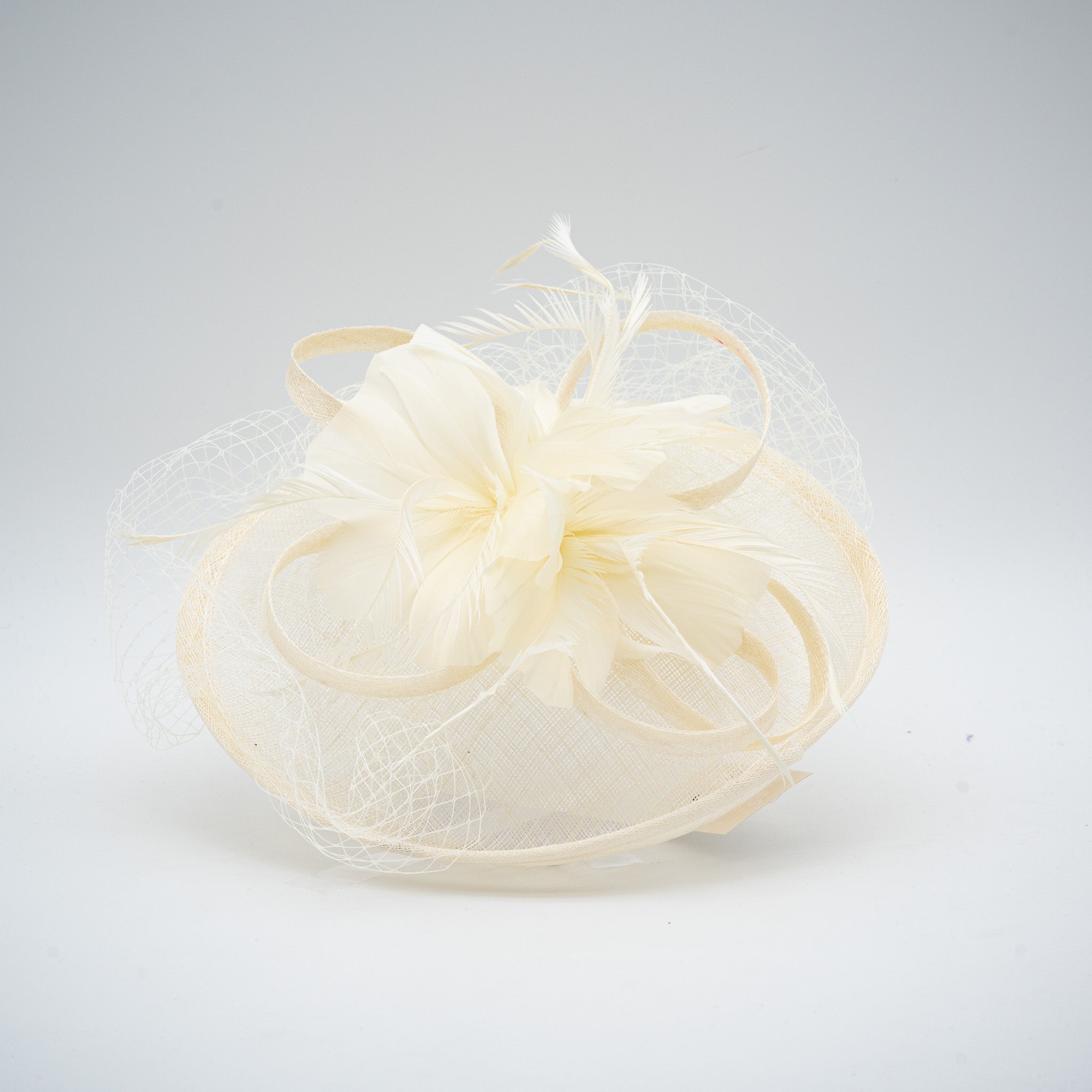 Tocado de fiesta beige mediano decorado con plumas y redecilla, montado en diadema cómoda para invitadas de boda o eventos