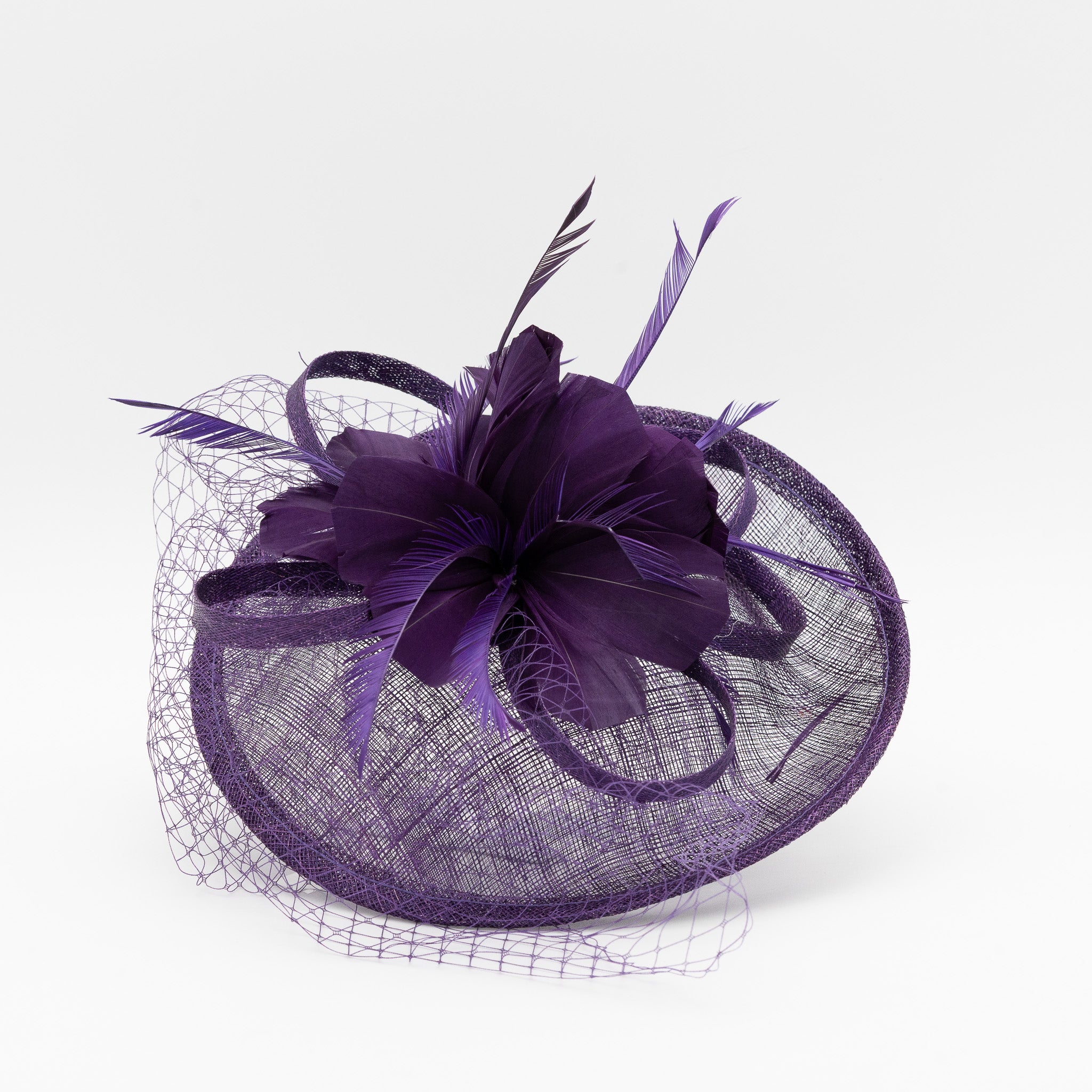 Tocado de fiesta berenjena mediano decorado con plumas y redecilla, montado en diadema cómoda para invitadas de boda o eventos
