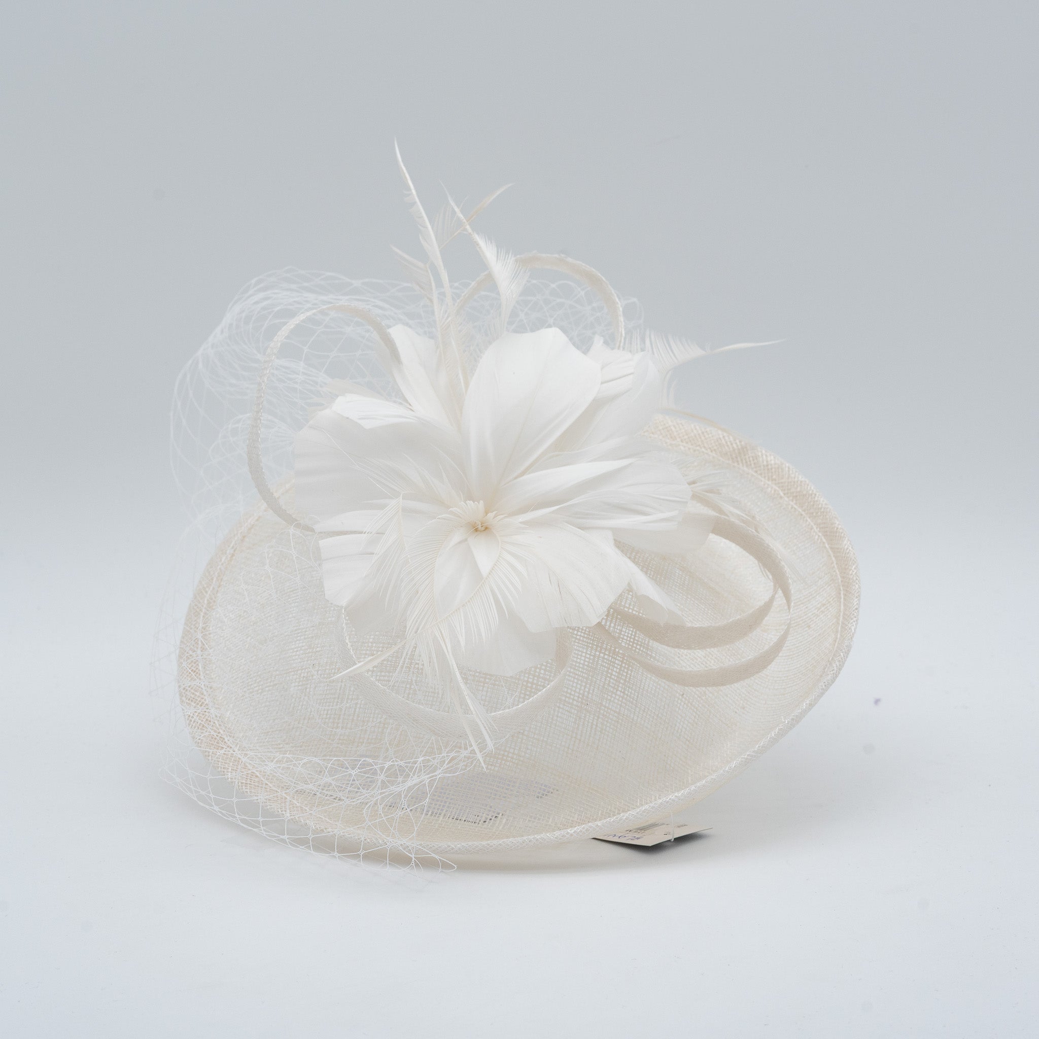 Tocado de fiesta blanco mediano decorado con plumas y redecilla, montado en diadema cómoda para invitadas de boda o eventos