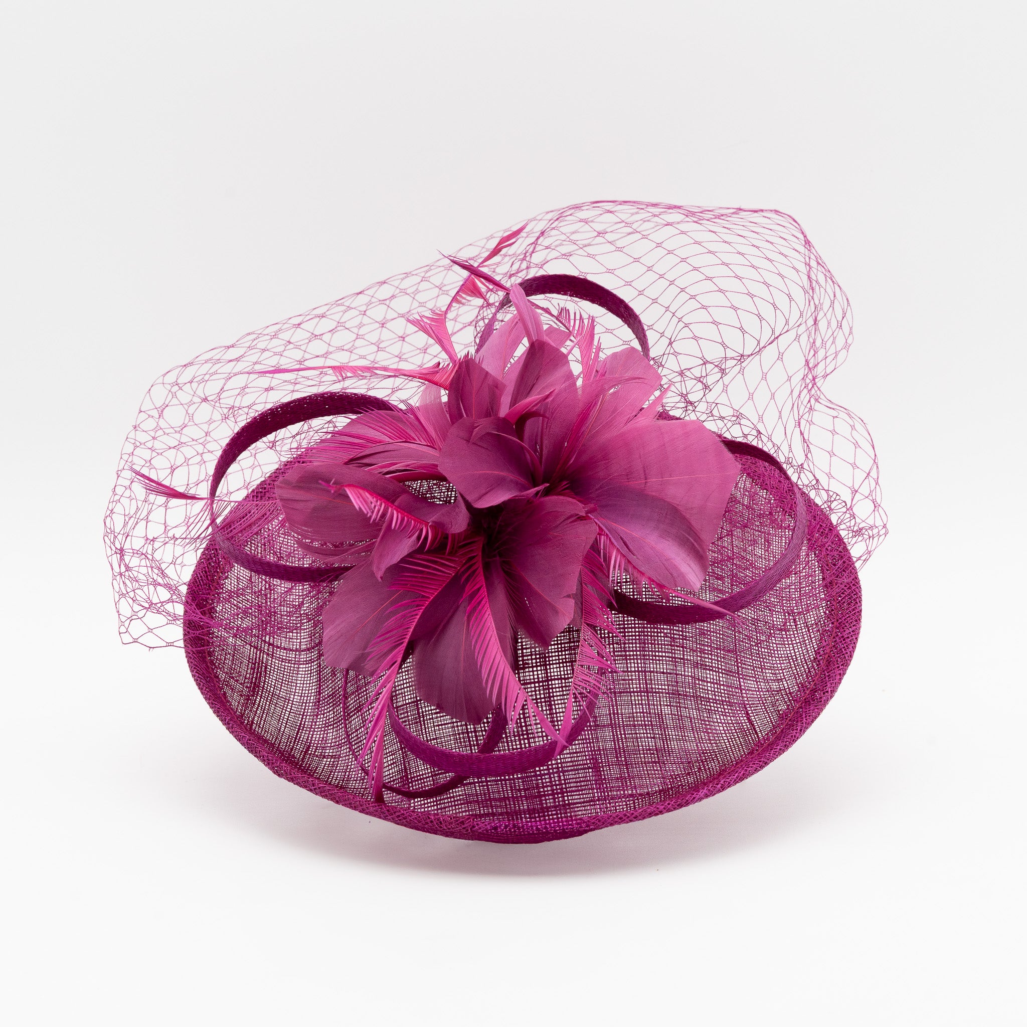 Tocado de fiesta buganvilla mediano decorado con plumas y redecilla, montado en diadema cómoda para invitadas de boda o eventos
