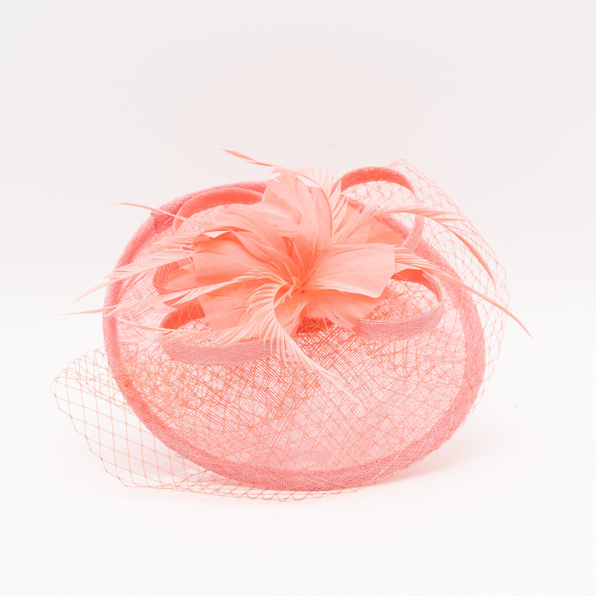 Tocado de fiesta coral mediano decorado con plumas y redecilla, montado en diadema cómoda para invitadas de boda o eventos