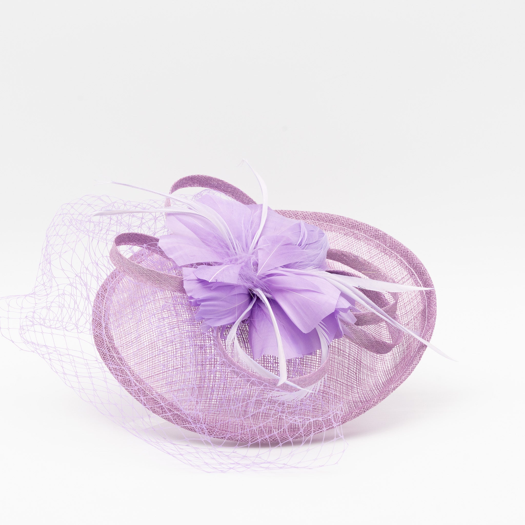 Tocado de fiesta lila mediano decorado con plumas y redecilla, montado en diadema cómoda para invitadas de boda o eventos