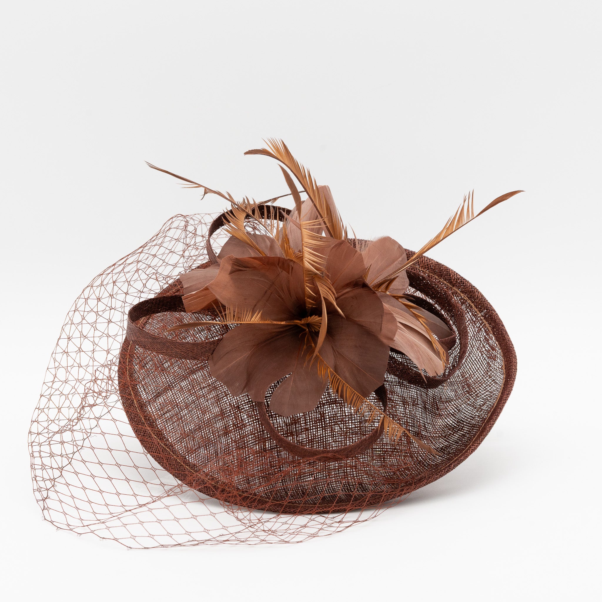 Tocado de fiesta marrón mediano decorado con plumas y redecilla, montado en diadema cómoda para invitadas de boda o eventos