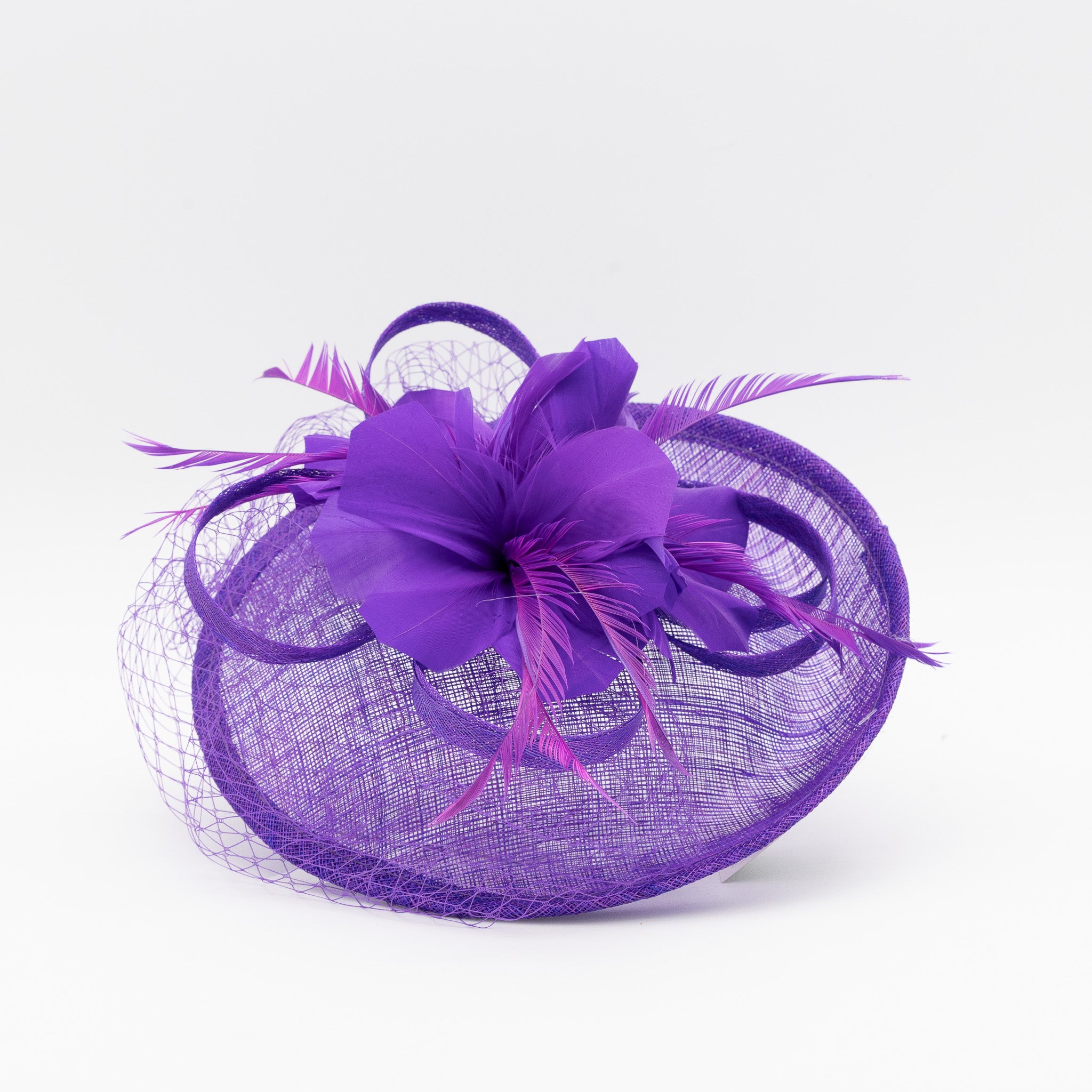 Tocado de fiesta morado mediano decorado con plumas y redecilla, montado en diadema cómoda para invitadas de boda o eventos