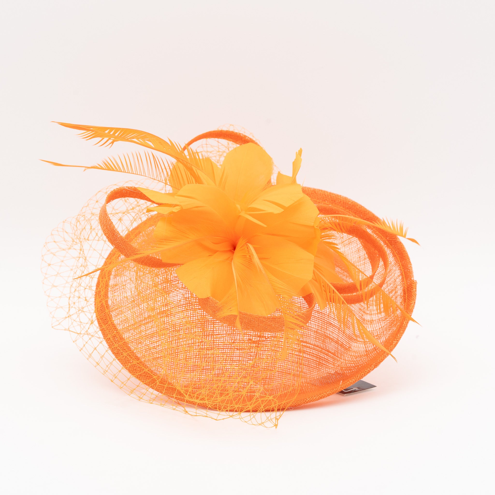 Tocado de fiesta naranja mediano decorado con plumas y redecilla, montado en diadema cómoda para invitadas de boda o eventos