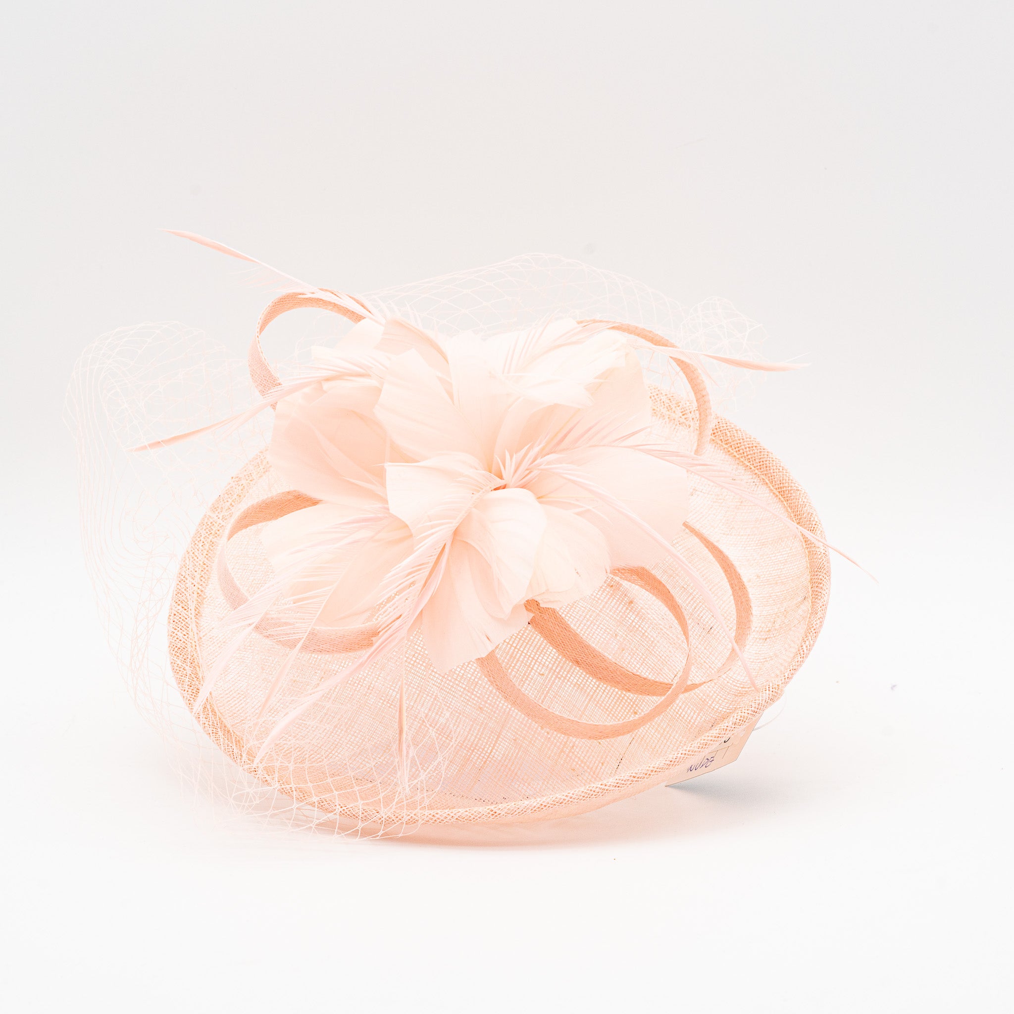 Tocado de fiesta nude mediano decorado con plumas y redecilla, montado en diadema cómoda para invitadas de boda o eventos