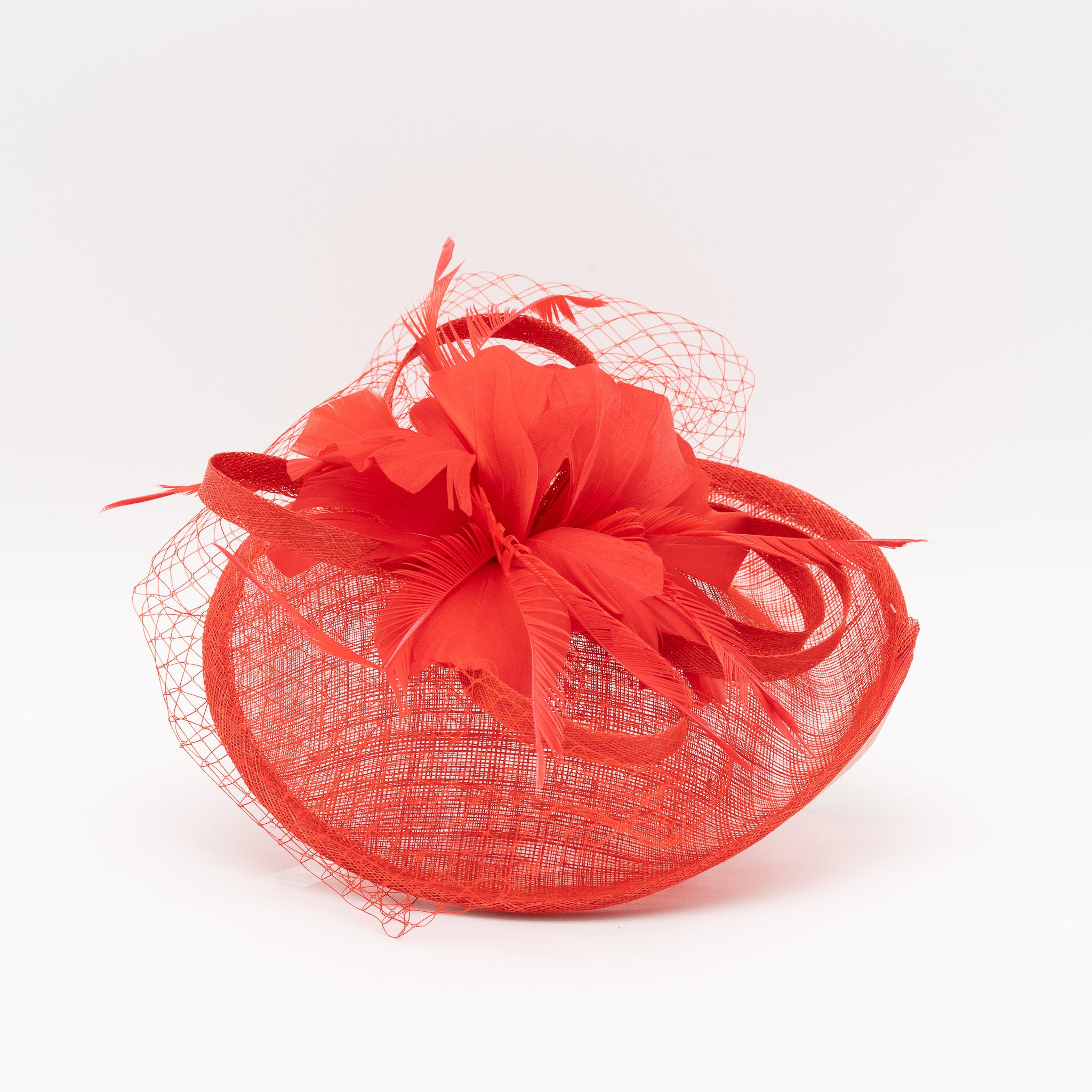 Tocado de fiesta rojo mediano decorado con plumas y redecilla, montado en diadema cómoda para invitadas de boda o eventos
