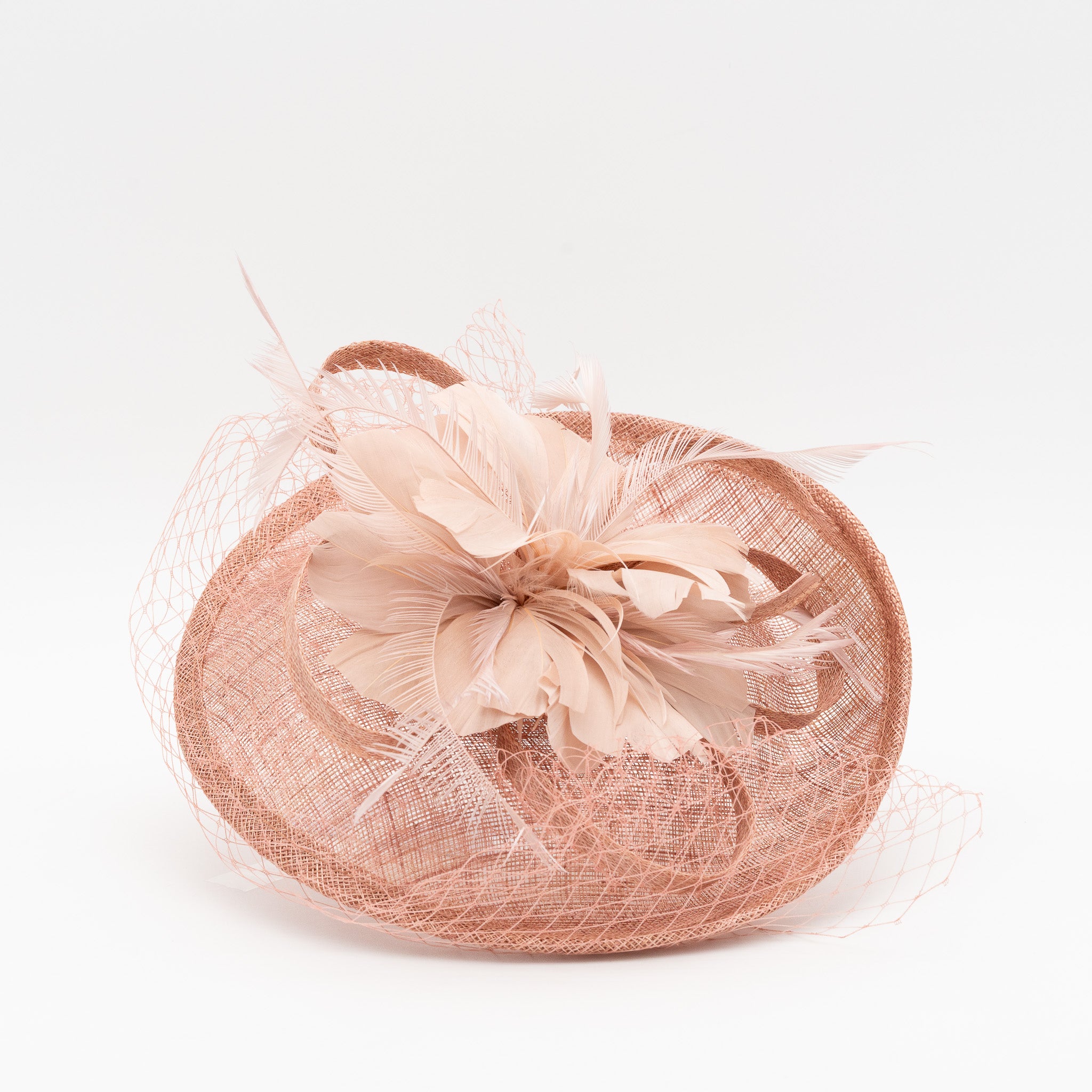Tocado de fiesta rosa palo mediano decorado con plumas y redecilla, montado en diadema cómoda para invitadas de boda o eventos
