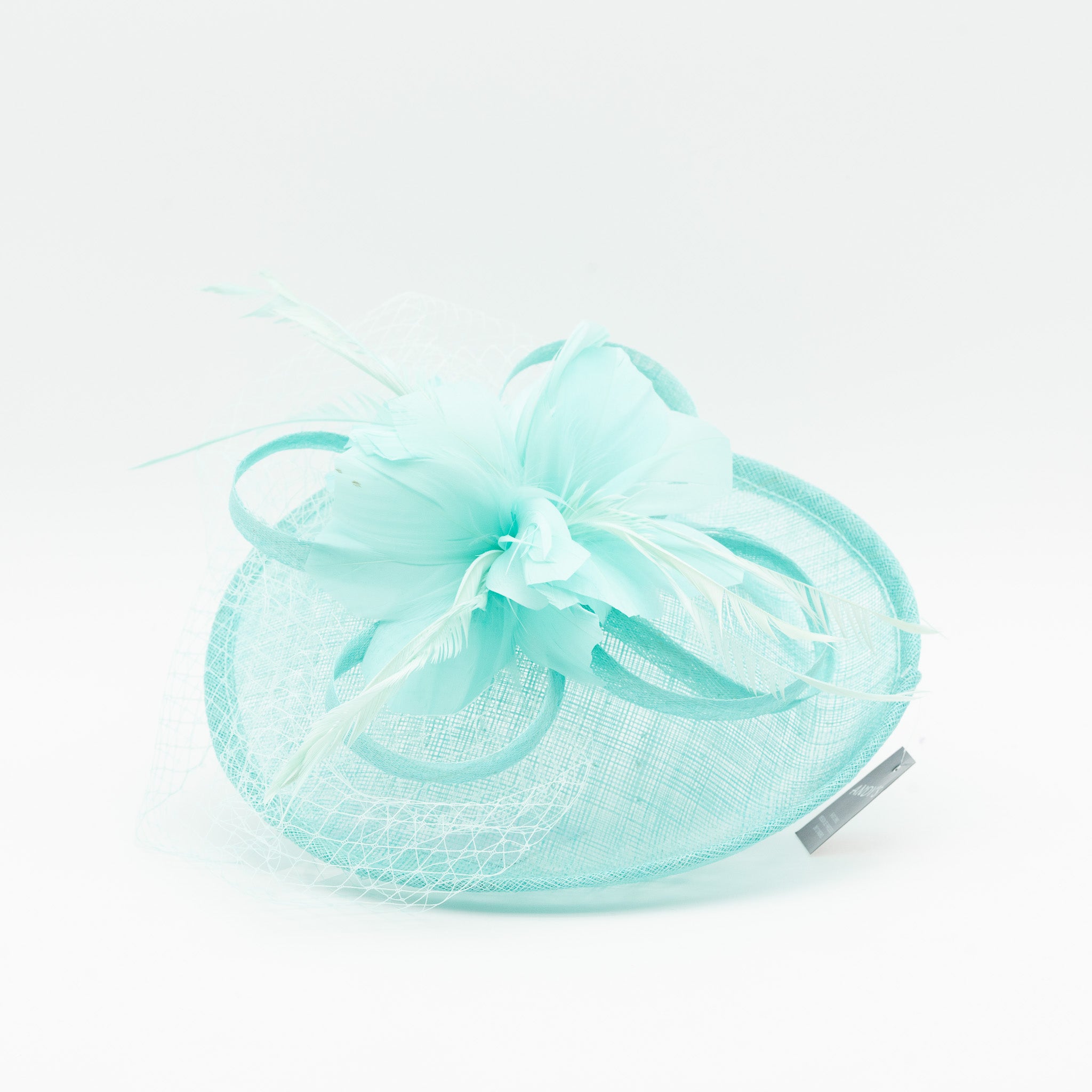 Tocado de fiesta verde agua mediano decorado con plumas y redecilla, montado en diadema cómoda para invitadas de boda o eventos