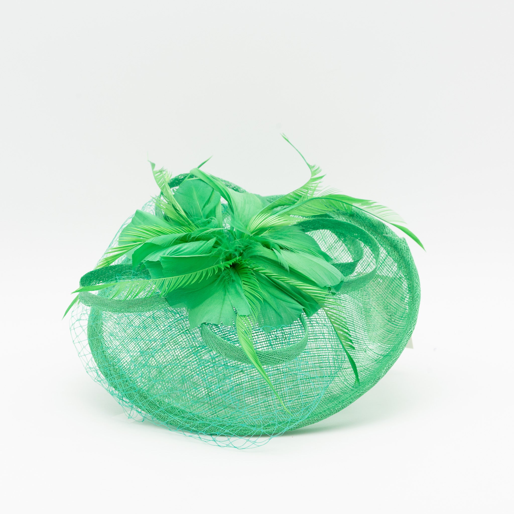 Tocado de fiesta verde hierba mediano decorado con plumas y redecilla, montado en diadema cómoda para invitadas de boda o eventos