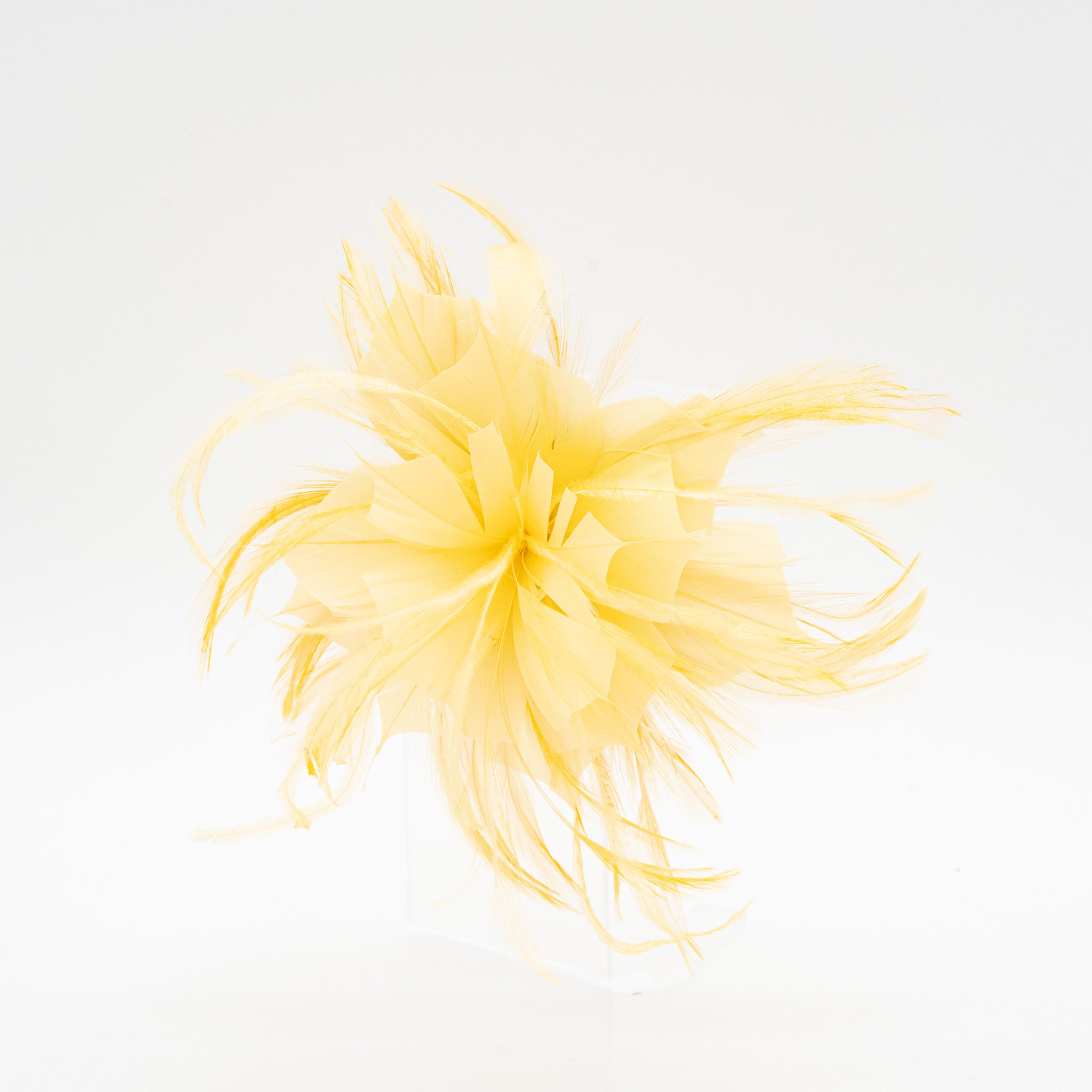 Tocado de fiesta amarillo pequeño con plumas ligeras, sujeción con pinza y broche, ideal para bodas y eventos