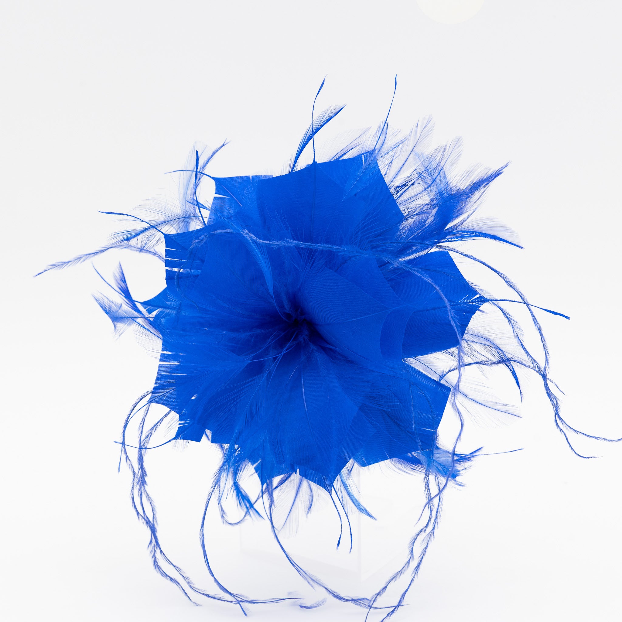 Tocado de fiesta azulón pequeño con plumas ligeras, sujeción con pinza y broche, ideal para bodas y eventos