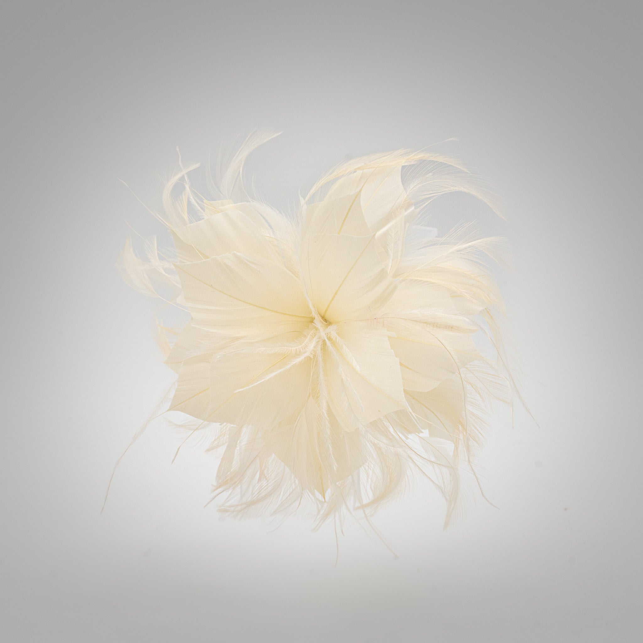 Tocado de fiesta beige pequeño con plumas ligeras, sujeción con pinza y broche, ideal para bodas y eventos