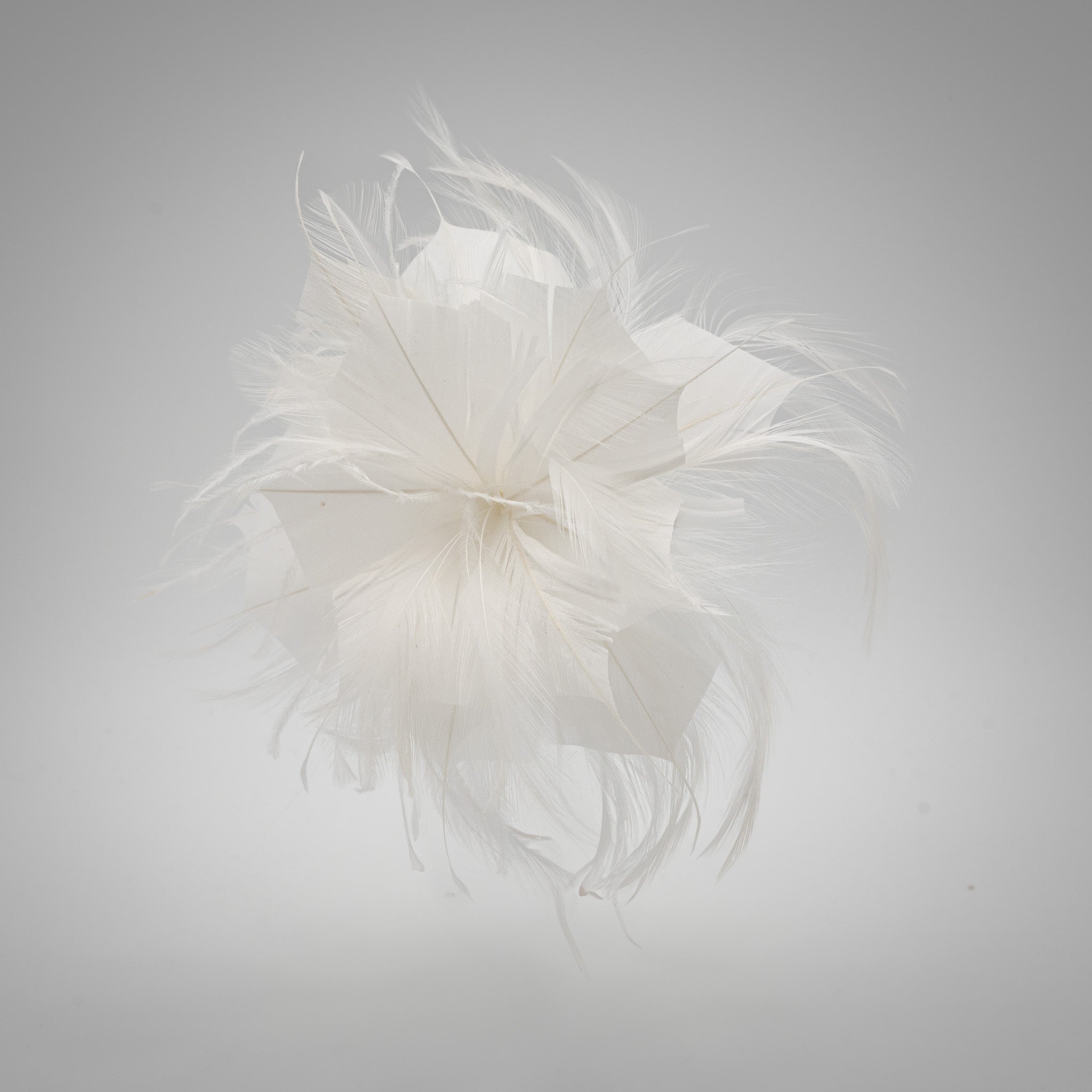 Tocado de fiesta blanco pequeño con plumas ligeras, sujeción con pinza y broche, ideal para bodas y eventos
